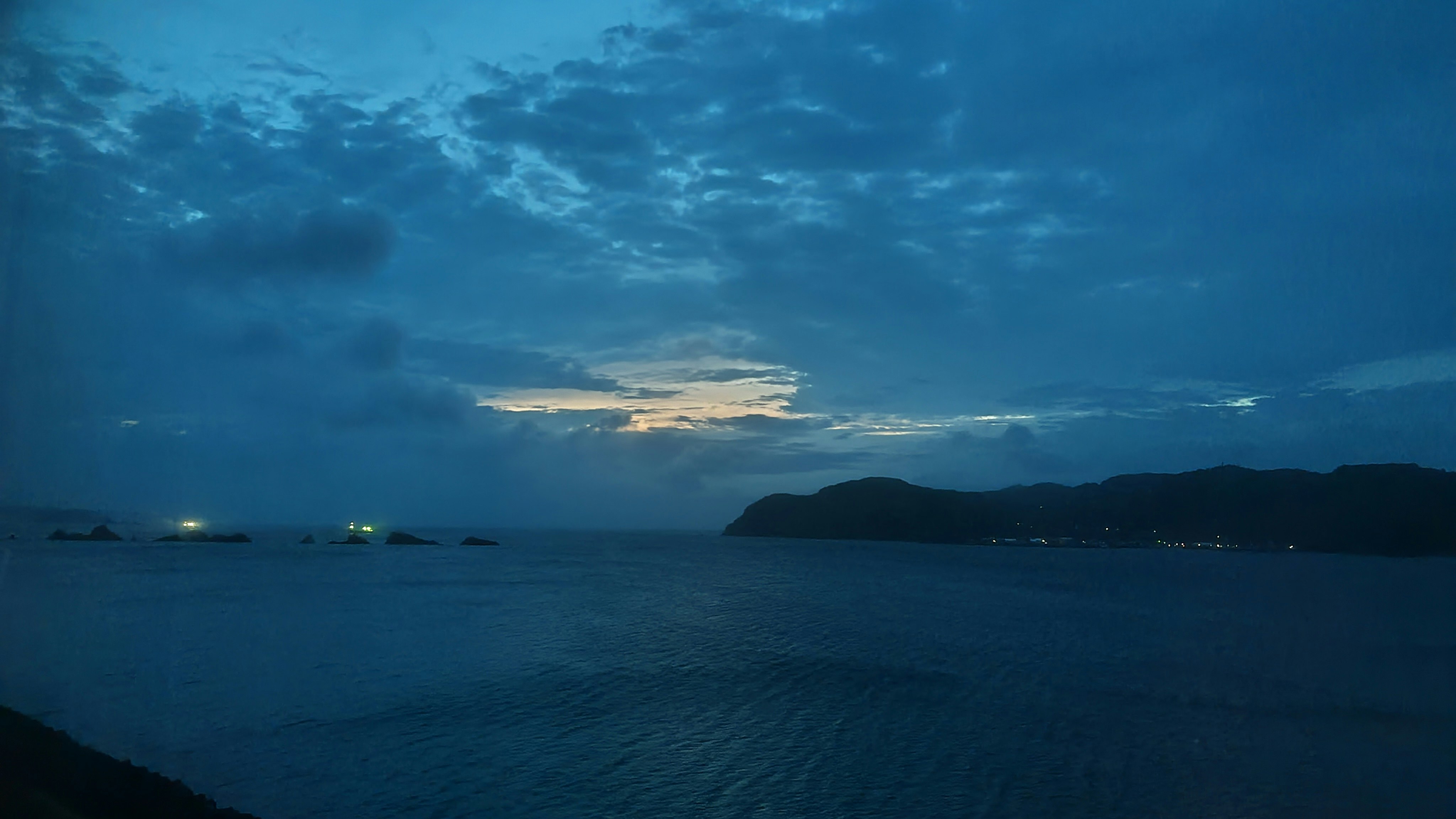 南紀の海の水平線と遠景の岬