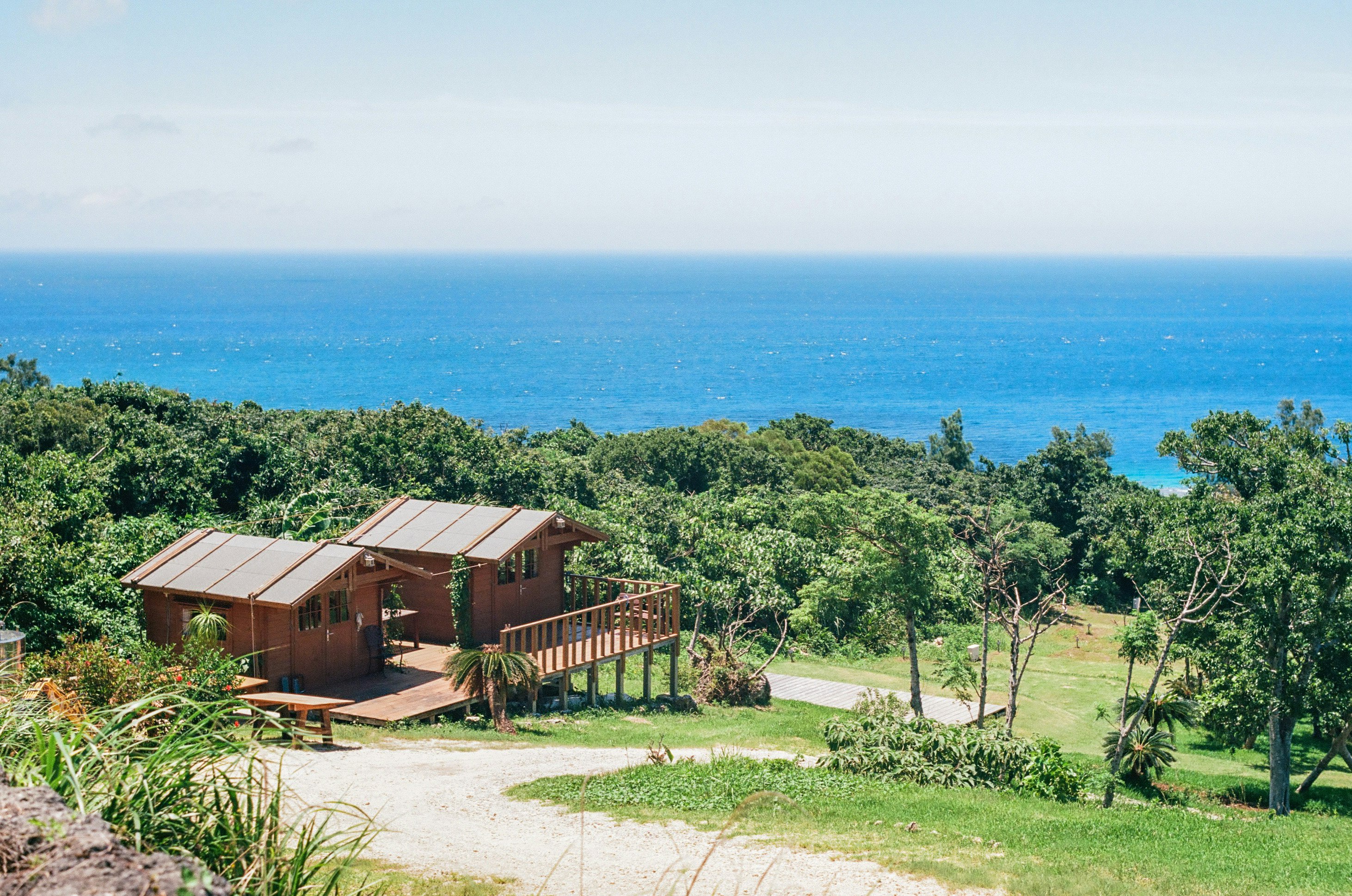 kleines Cottage auf einer grünen Anhöhe mit Blick aufs Meer