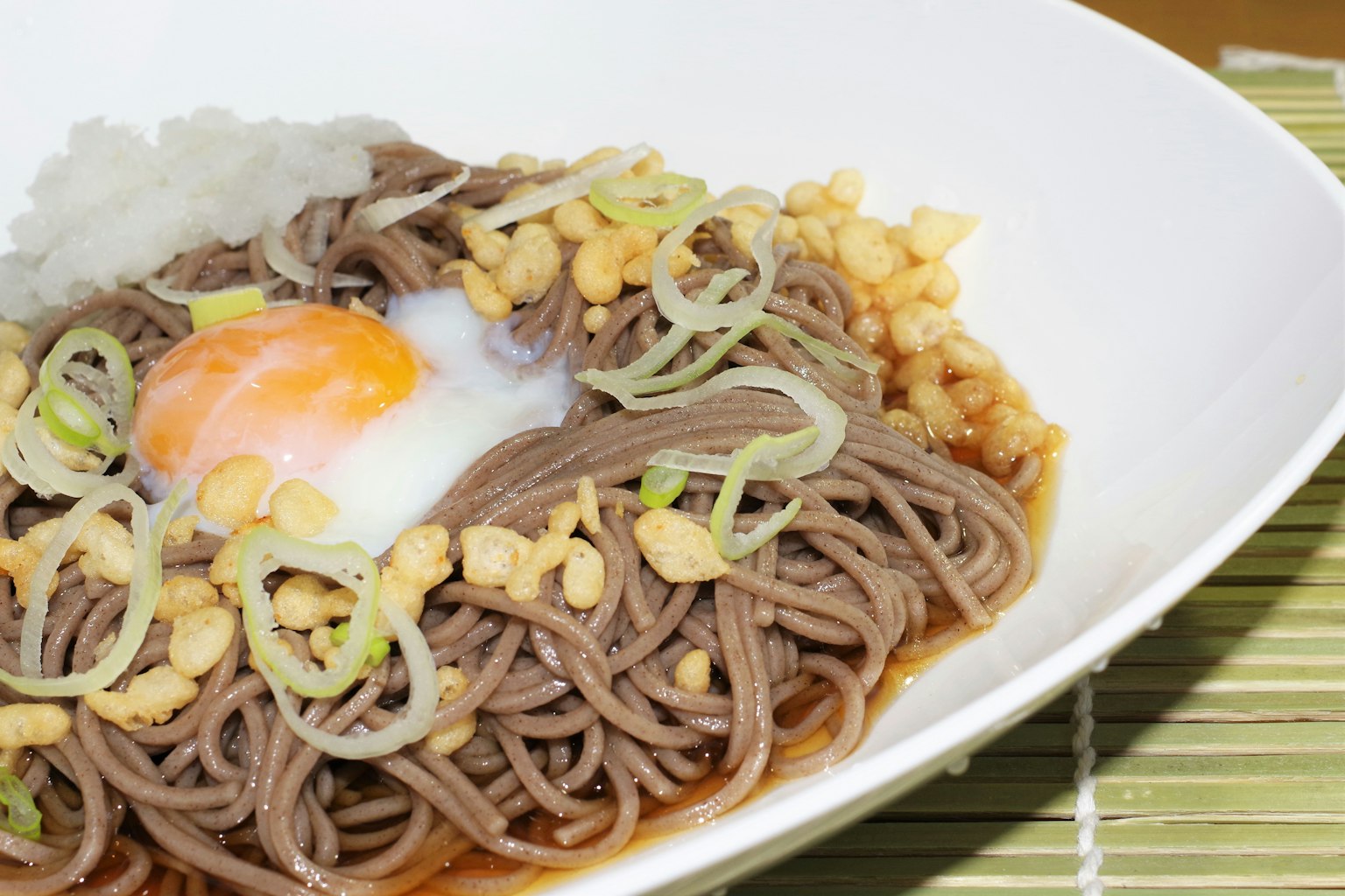 ชามบะหมี่โซบะที่มีไข่ลวกต้นหอมและถั่วบด