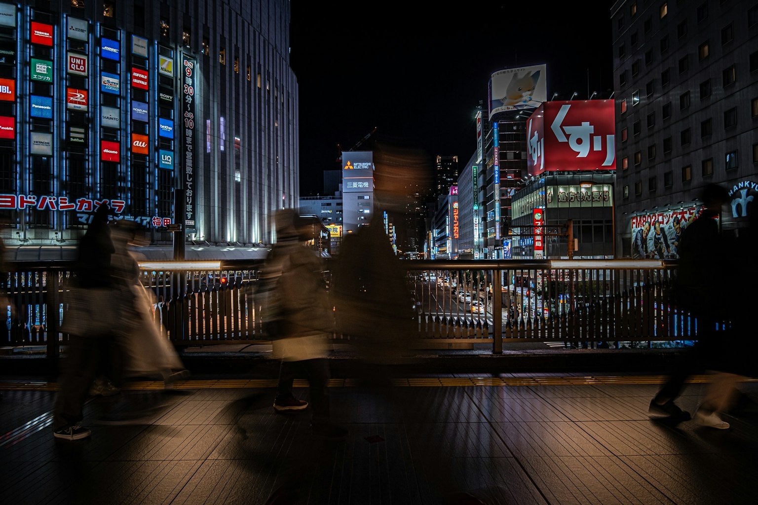 夜間城市景觀，人們在繁忙的橋上行走