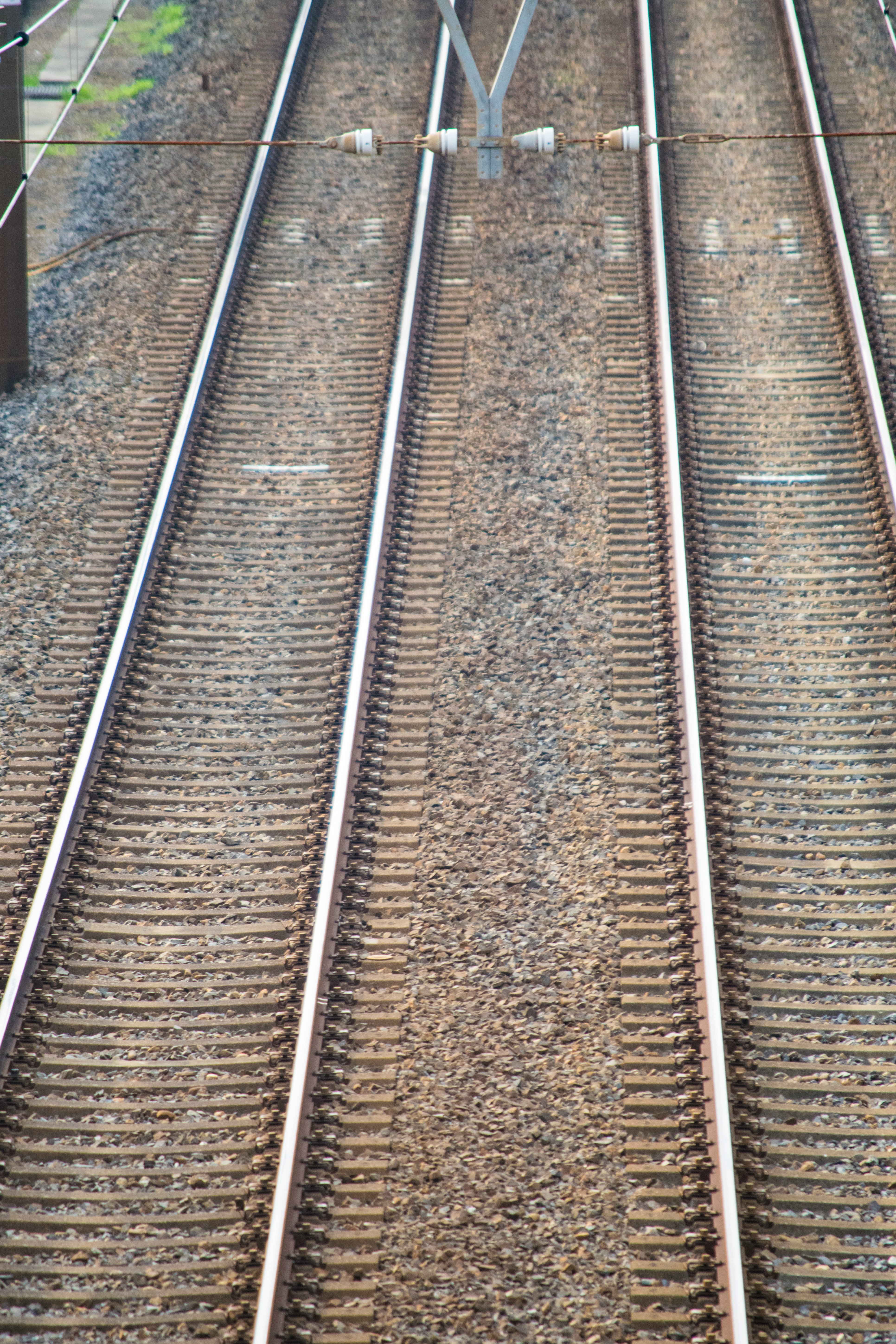 線路が並ぶ鉄道のホーム側の風景