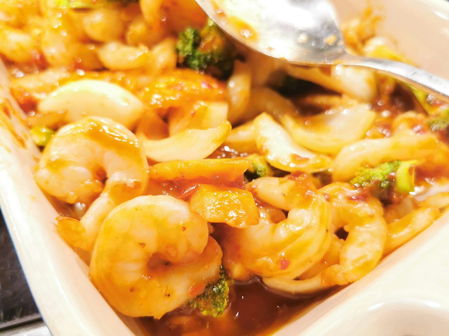 Shrimp and vegetables in spicy sauce