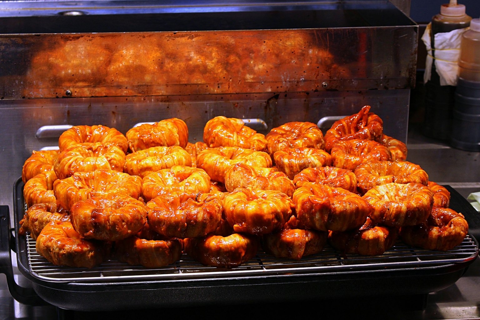 Gambar potongan ayam goreng yang tersusun di atas panggangan
