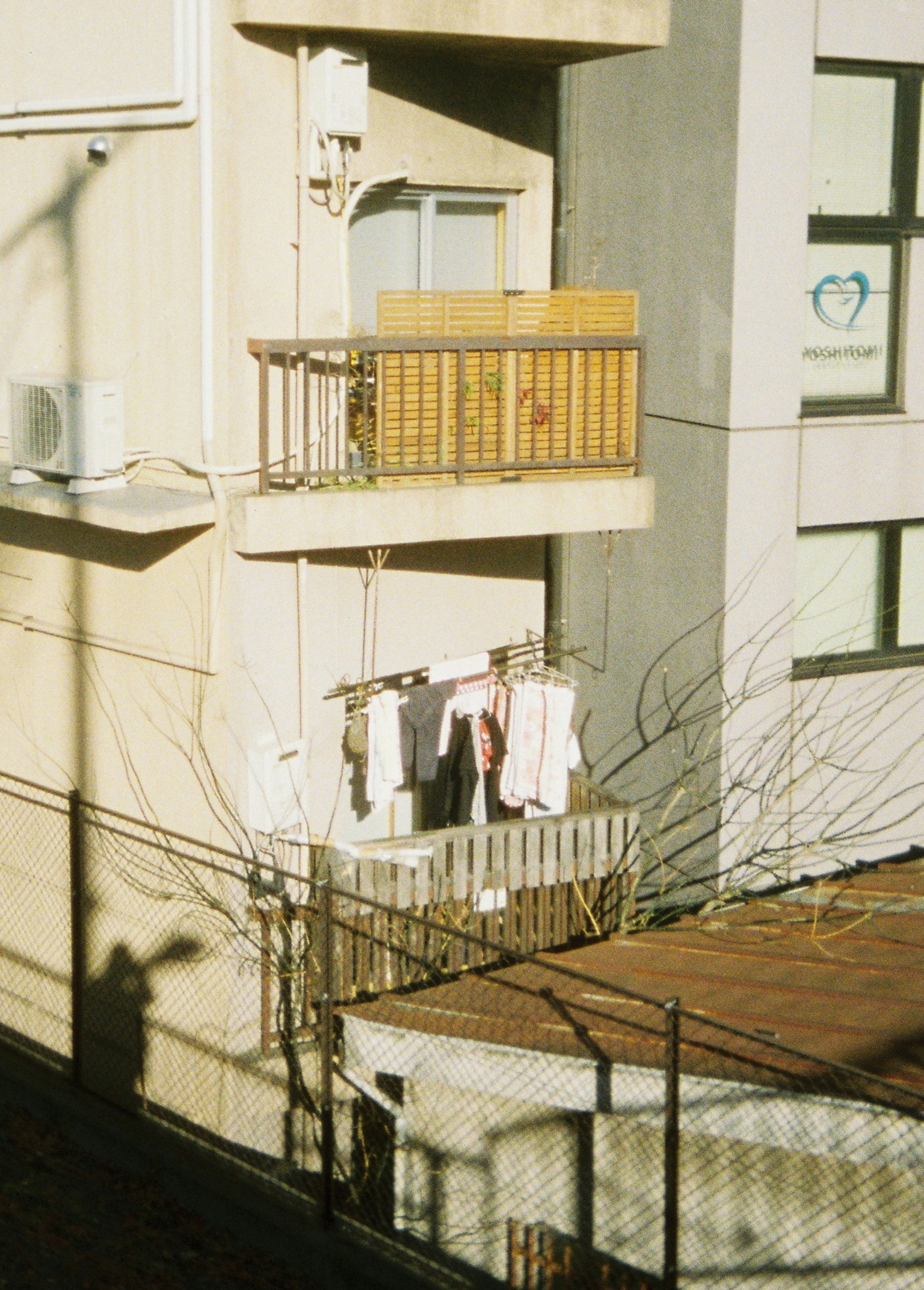 아파트 발코니에 걸린 세탁물