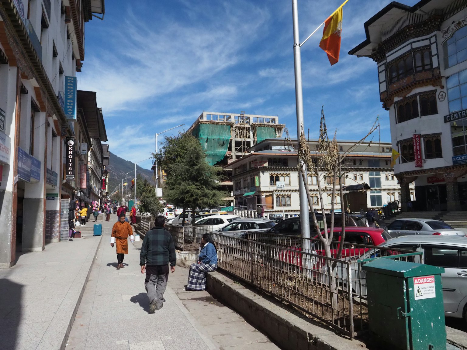 Scène de rue avec des piétons et ciel bleu clair