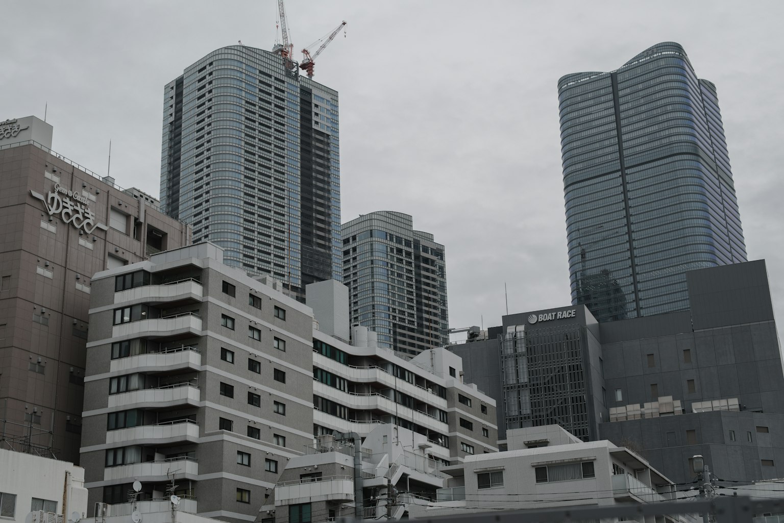 城市风景，包含摩天大楼和建筑起重机