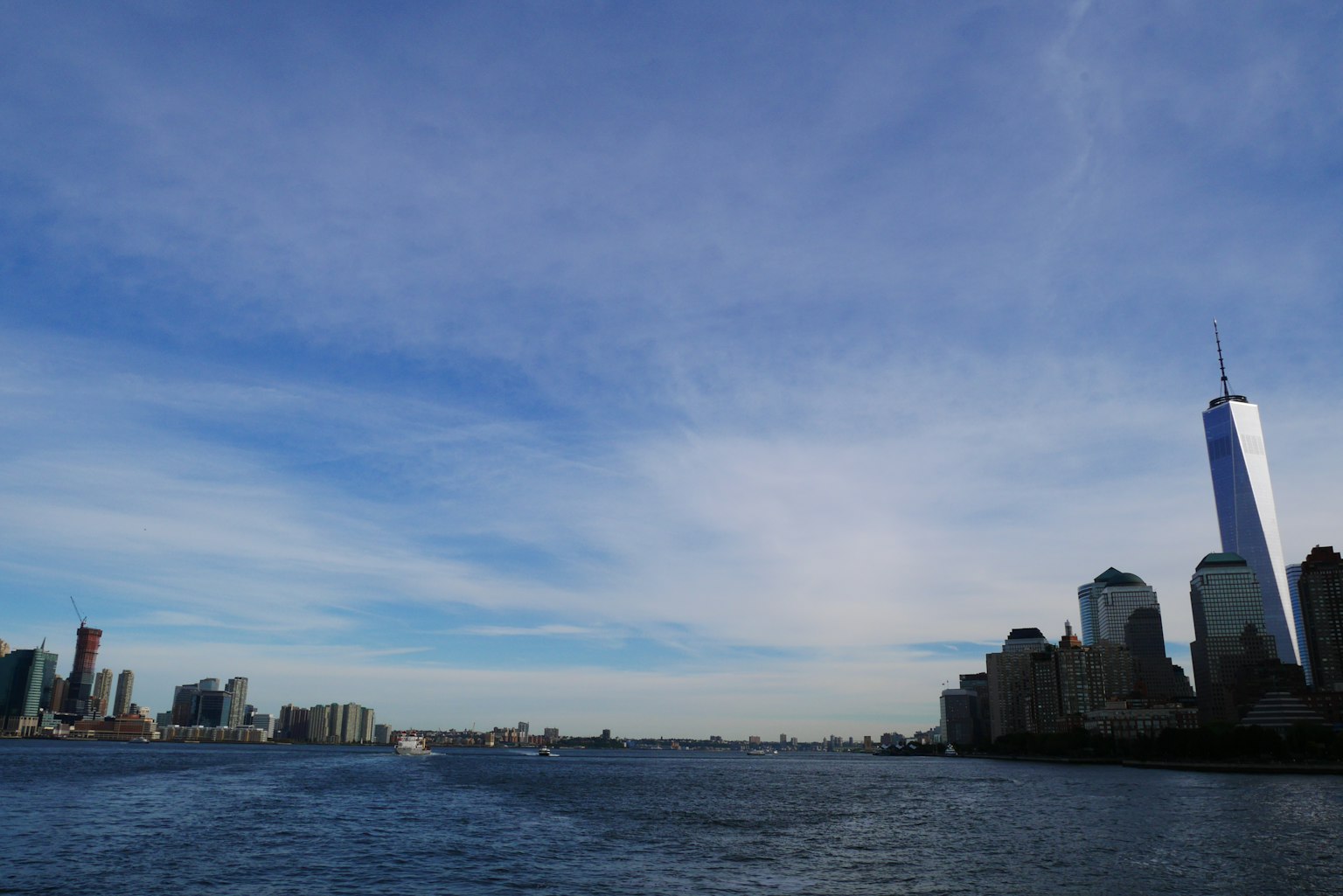 Vue des gratte-ciel et du ciel bleu depuis le bord de l'eau à New York