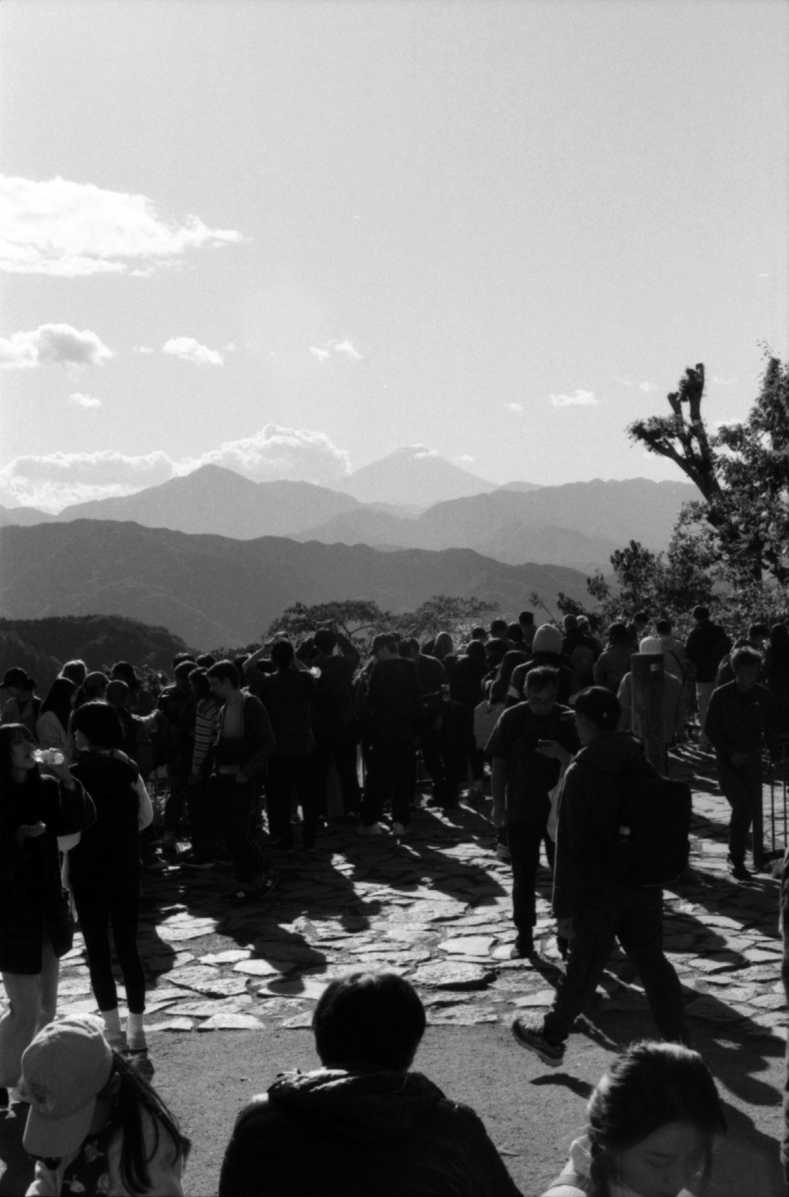 raduno all’aperto di persone con montagne sullo sfondo