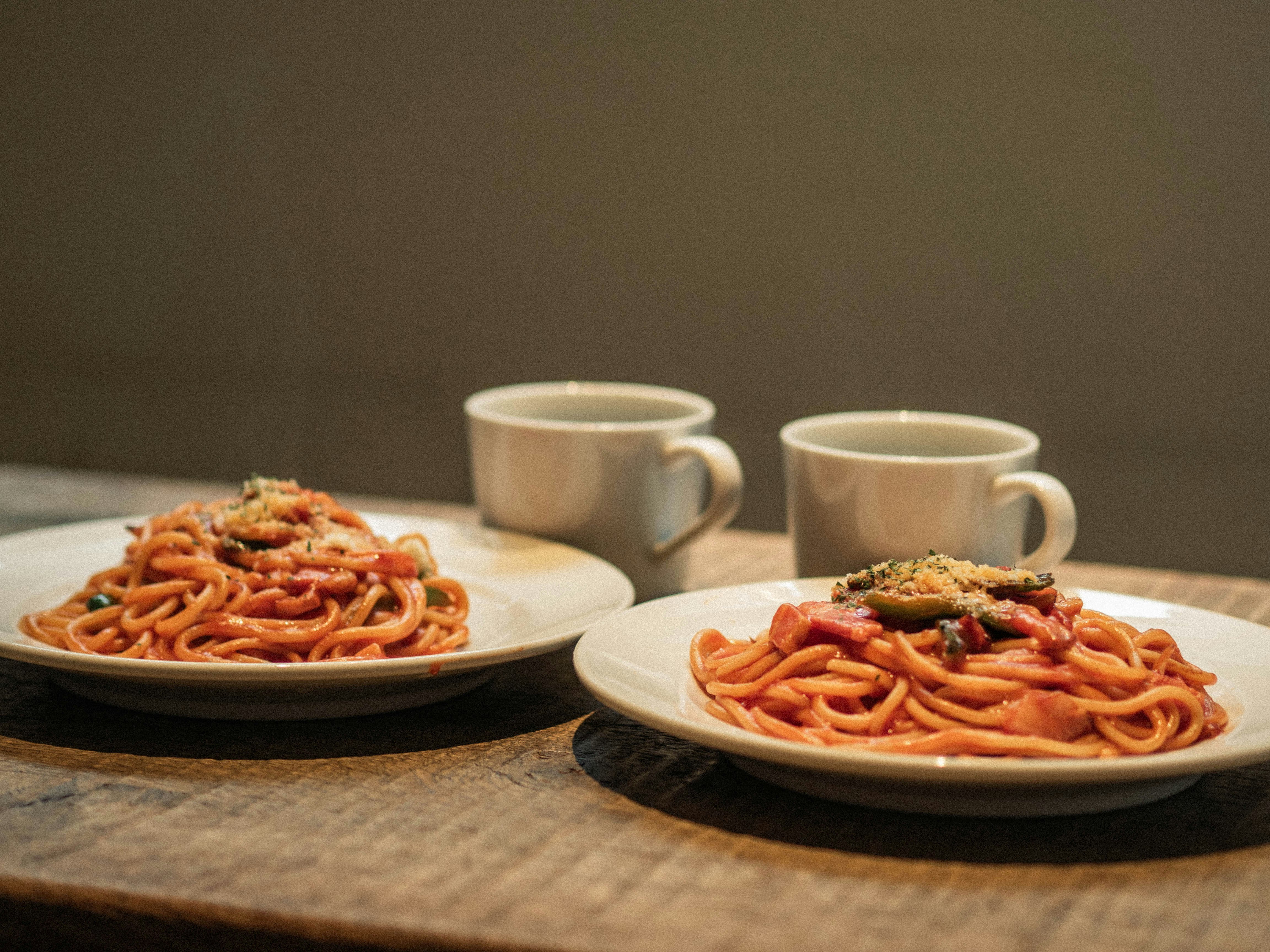 ナポリタンが並ぶ2皿の食卓