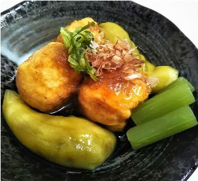 碗中盛放的炸物饺子与蔬菜拼盘