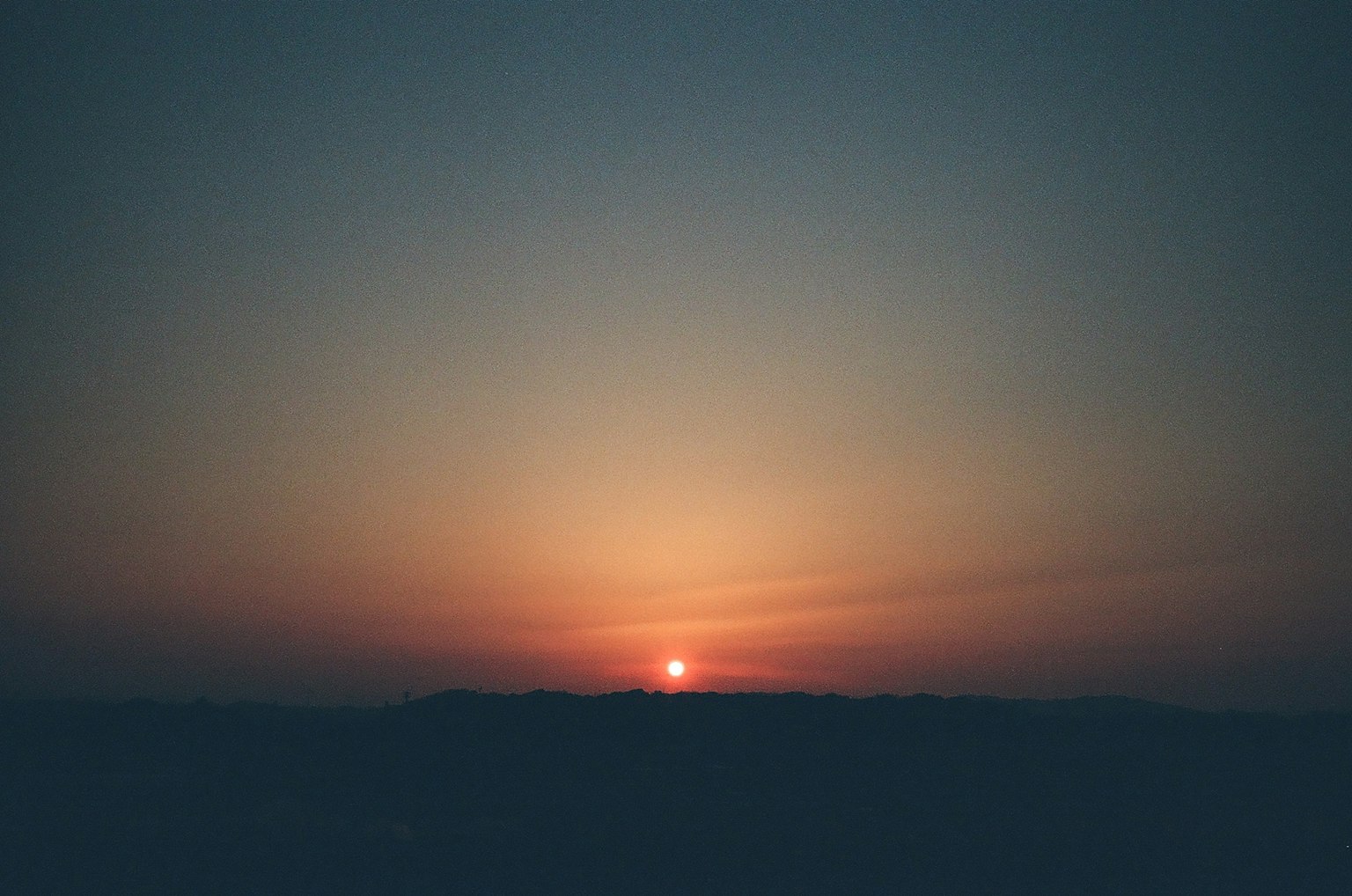 Paysage de coucher de soleil avec un ciel en dégradé orange et bleu