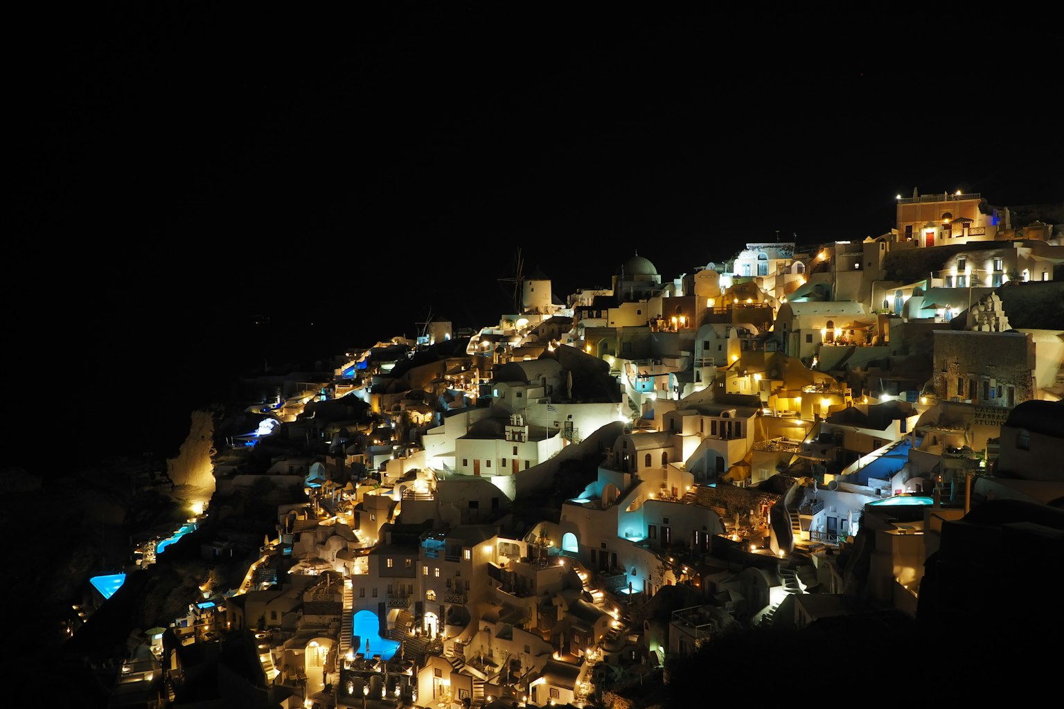 Hermoso paisaje urbano iluminado de noche