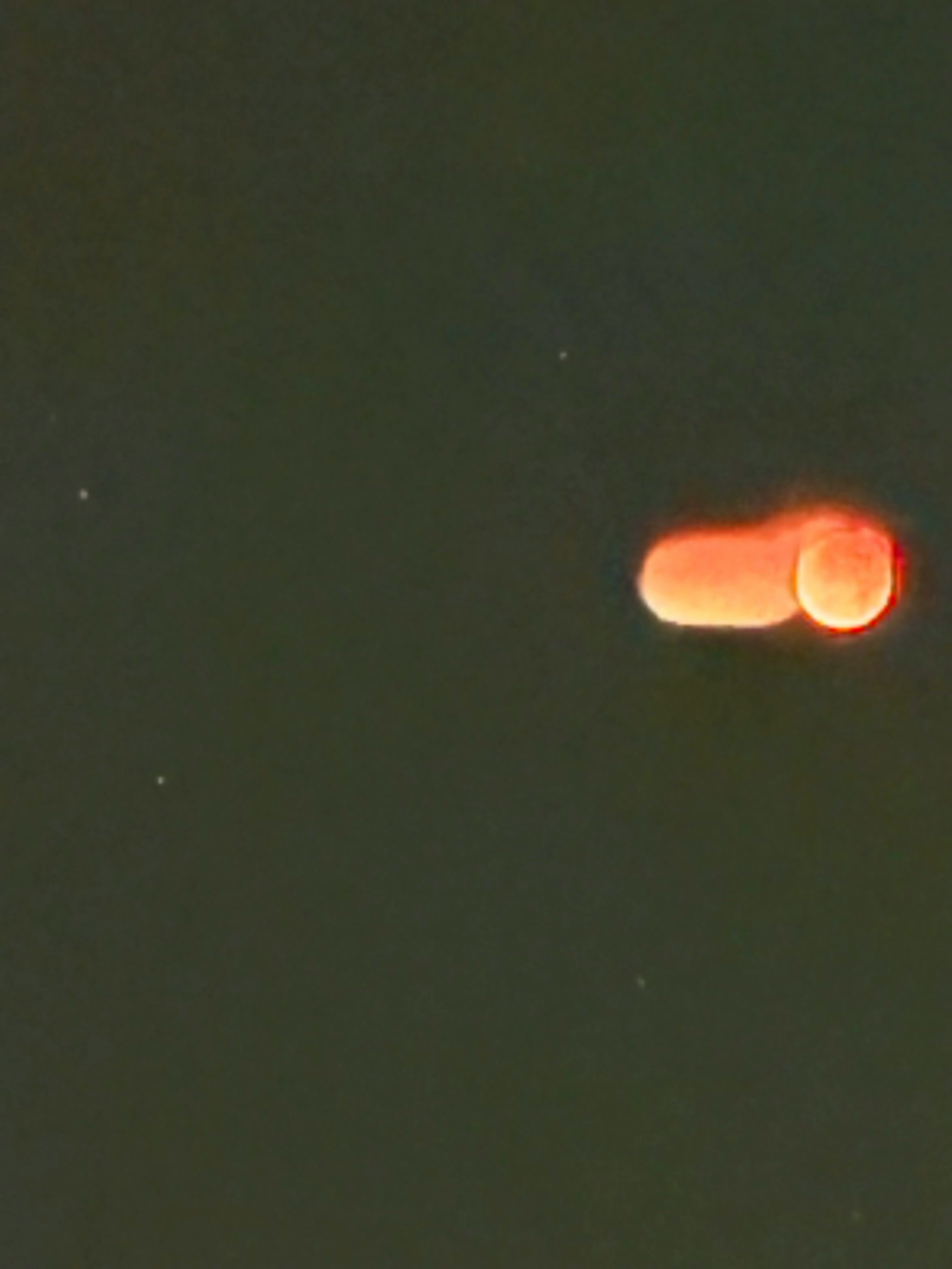 cahaya bulan merah yang buram di langit malam yang gelap