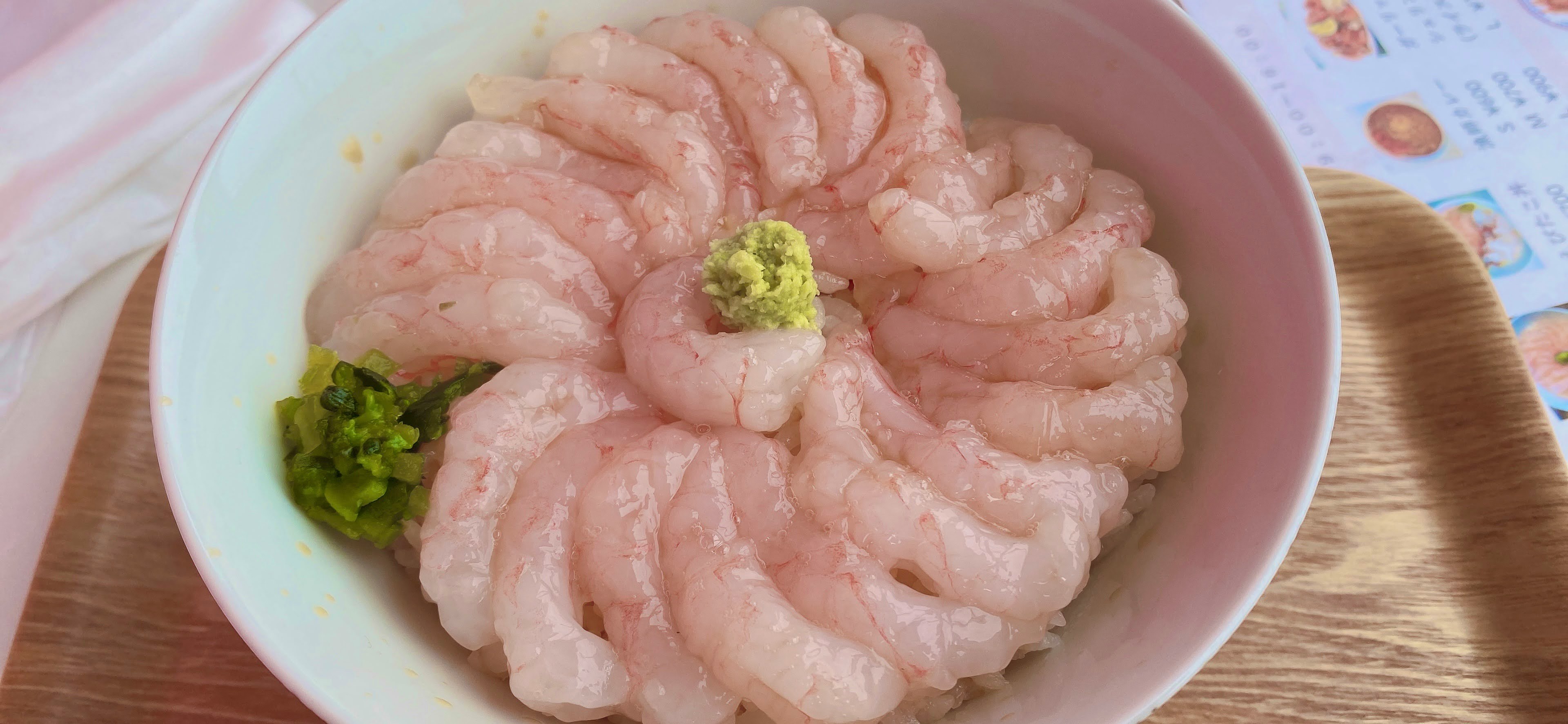 粉色刺身拼盤配調味料的碗