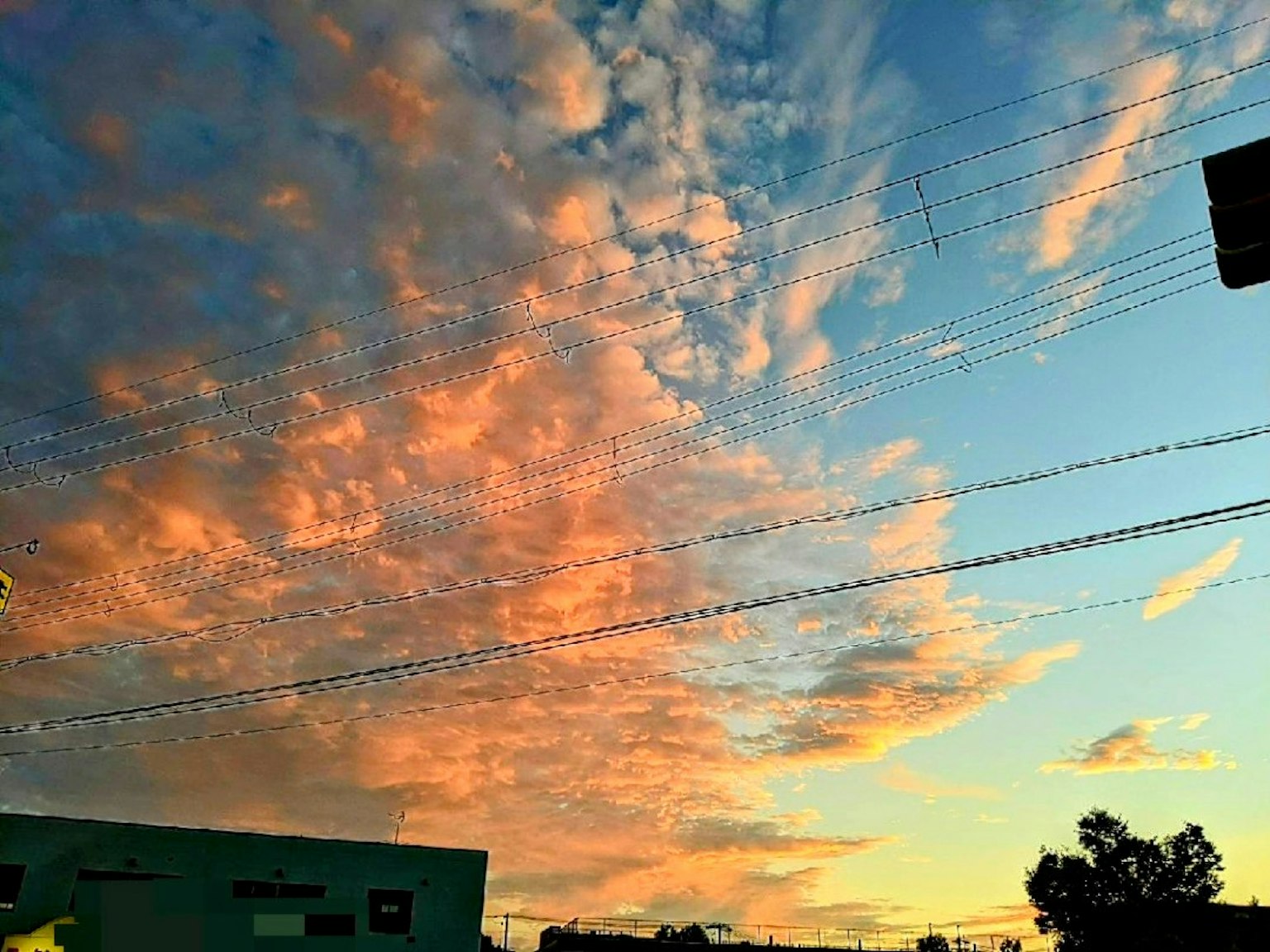 美麗的日落天空，雲彩和鮮豔的顏色
