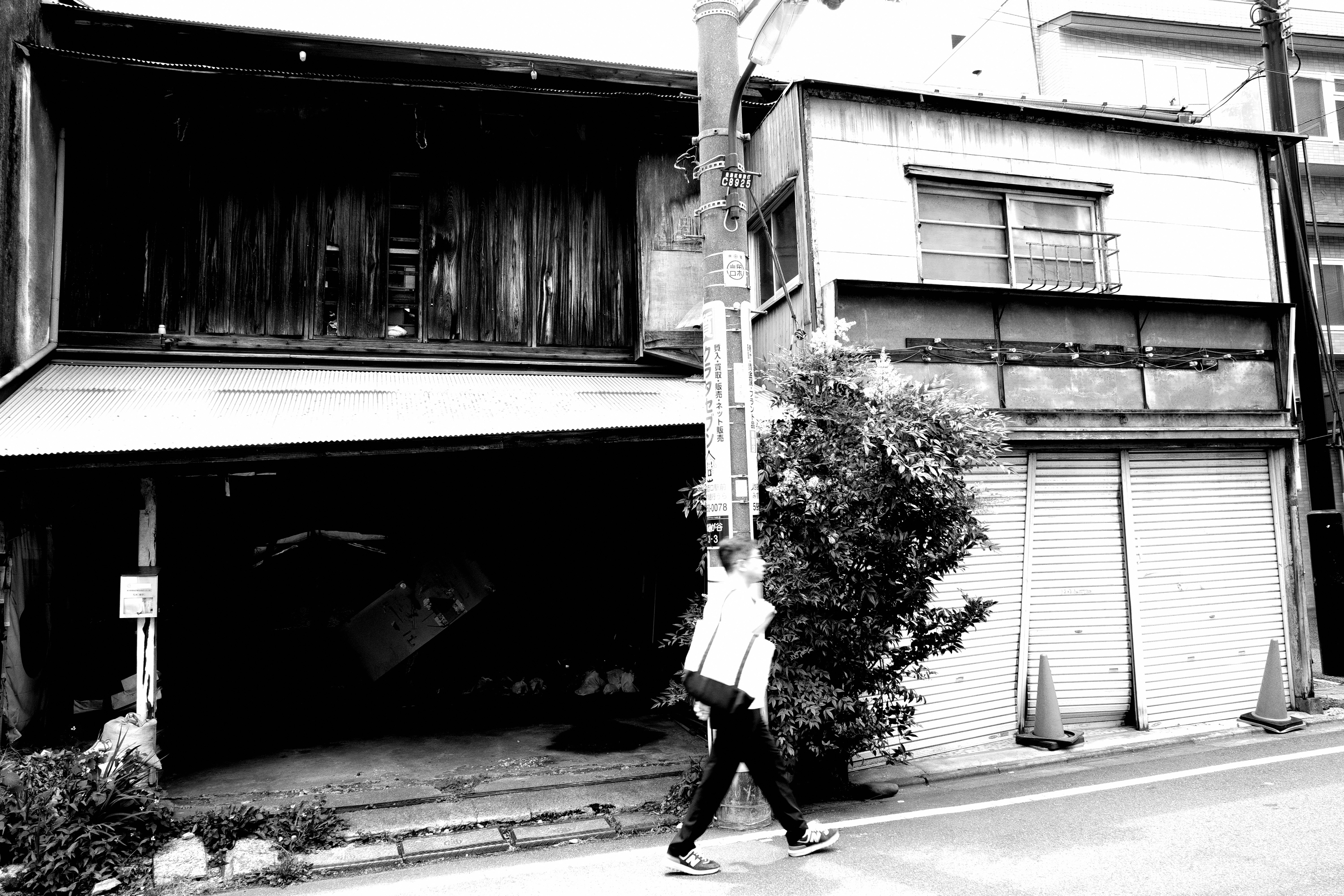 Une personne marchant devant des bâtiments japonais anciens et une architecture moderne