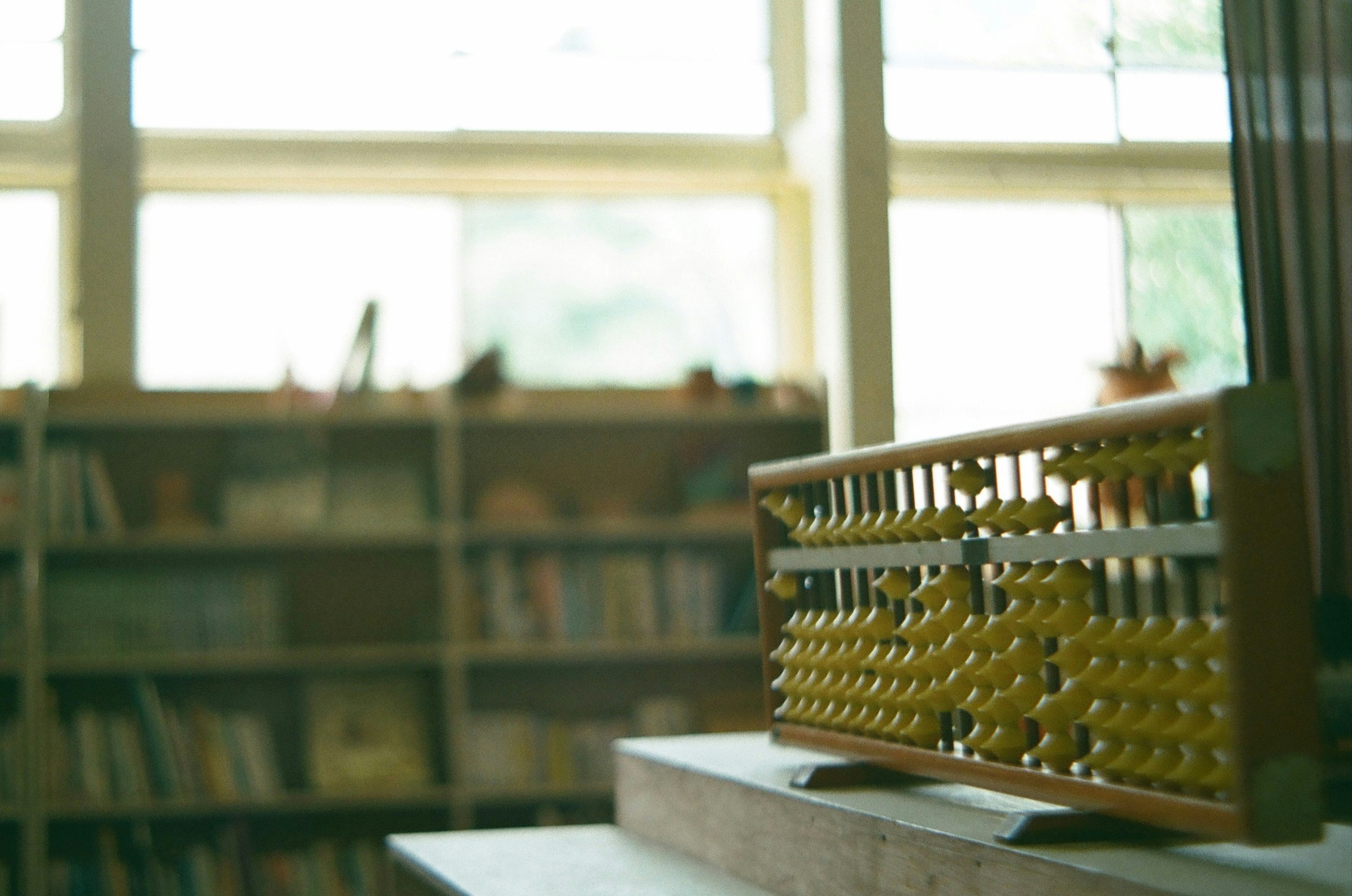 廃校の教室でそろばんと学習机が並ぶノスタルジーな一コマ