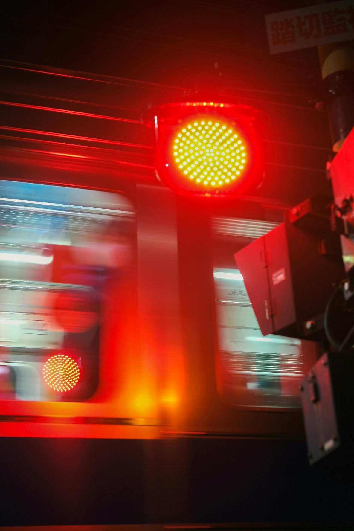 lampu perlintasan kereta merah saat kereta melintas