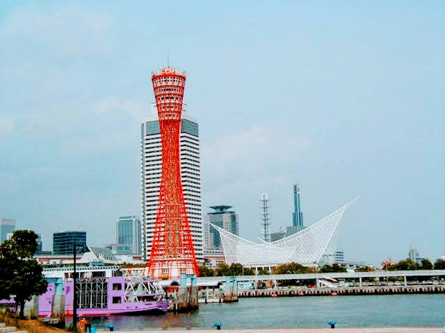 La tour rouge de Kobe et le bâtiment blanc de Harborland sous un ciel bleu
