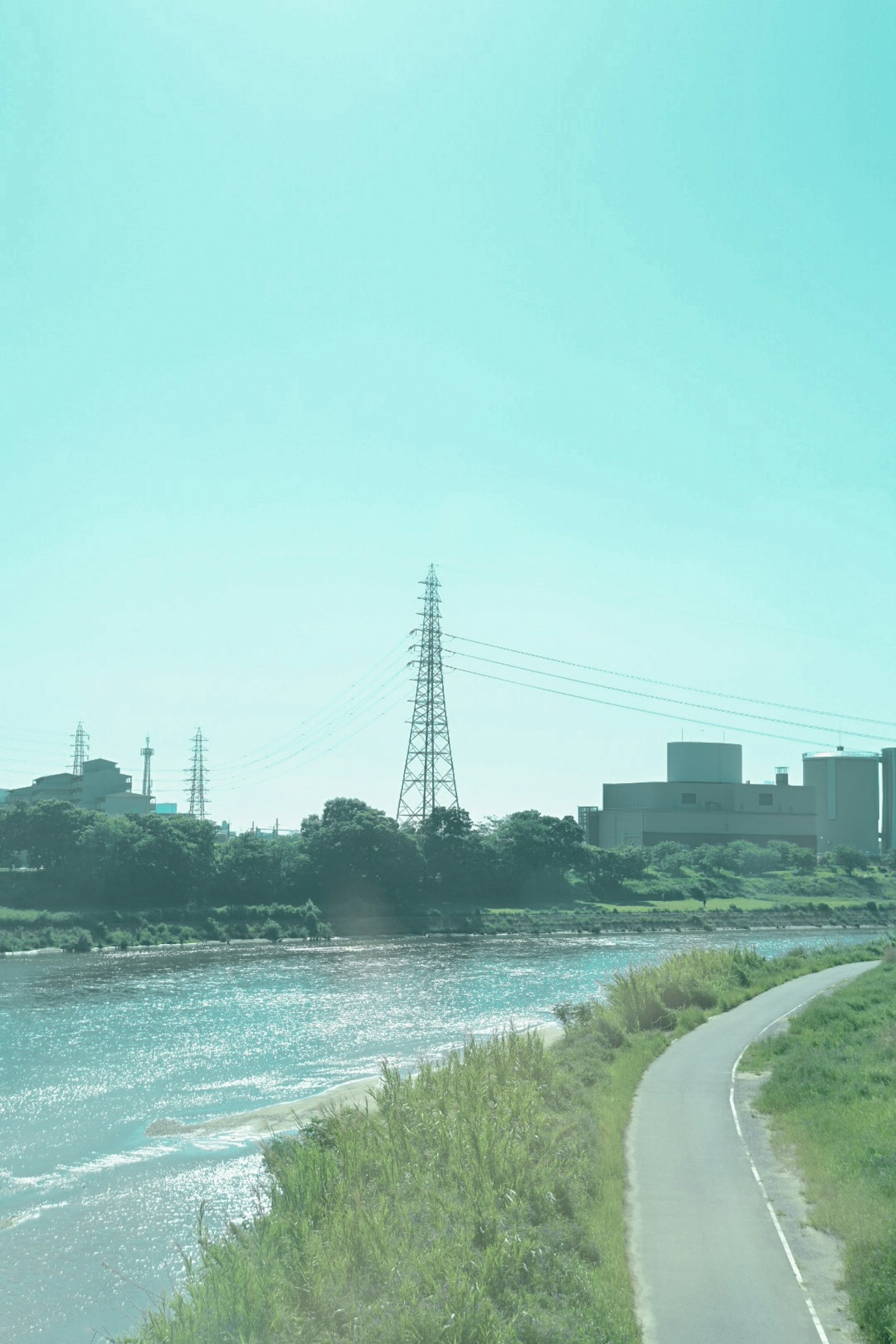 河流景观，绿色小路和输电塔
