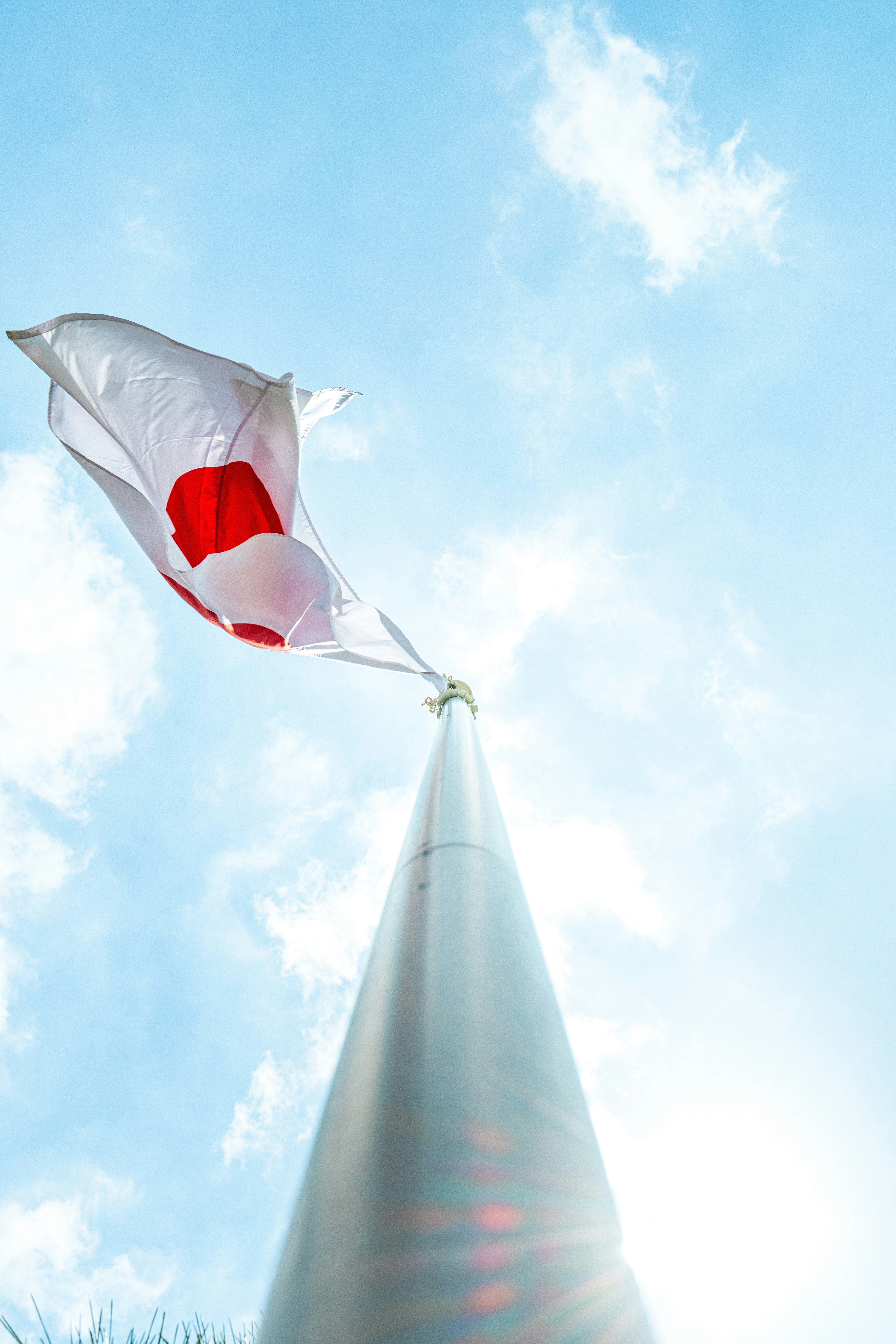 Drapeau national japonais flottant sous un ciel bleu