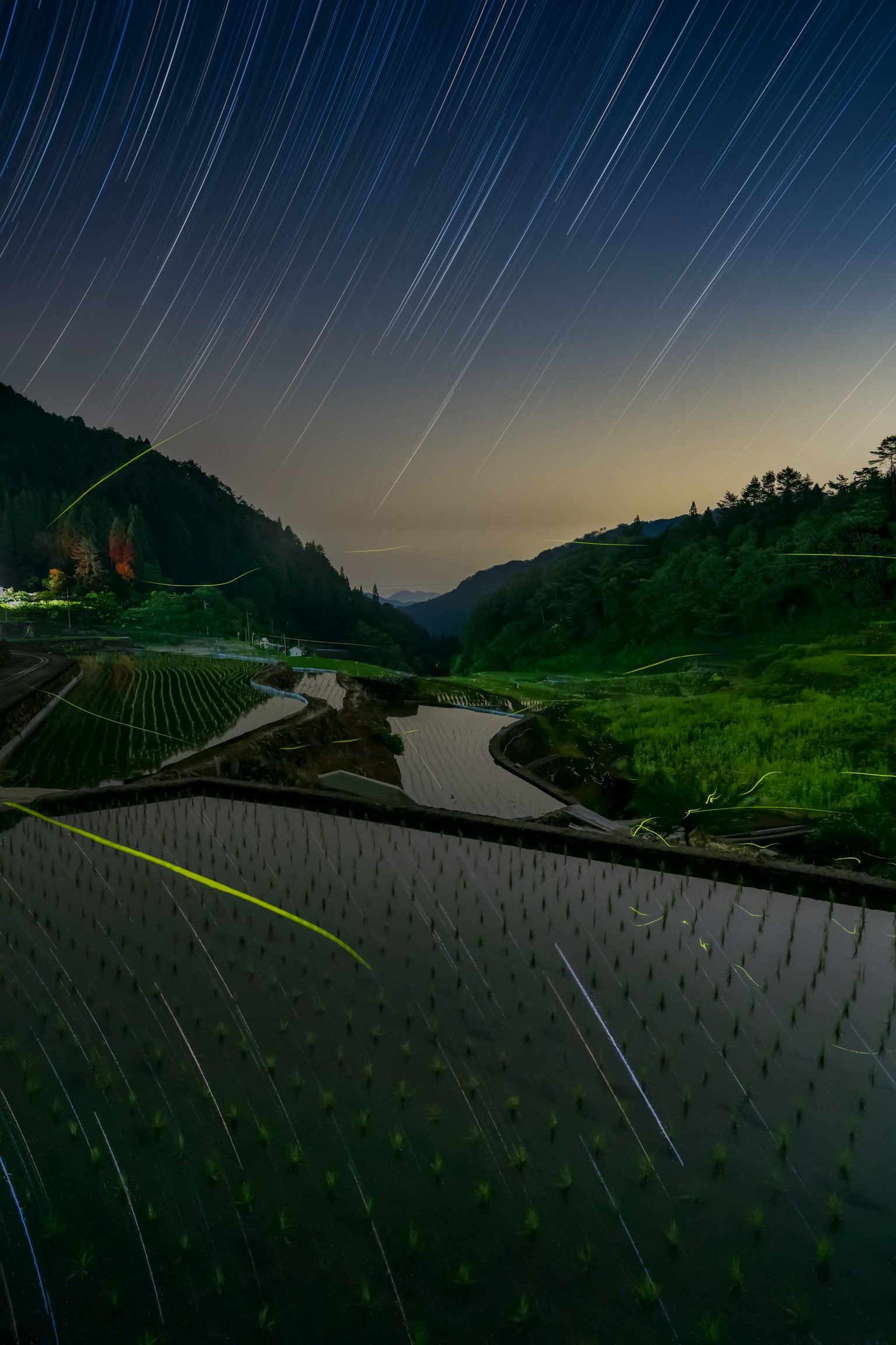 星轨下的河流和山脉夜景