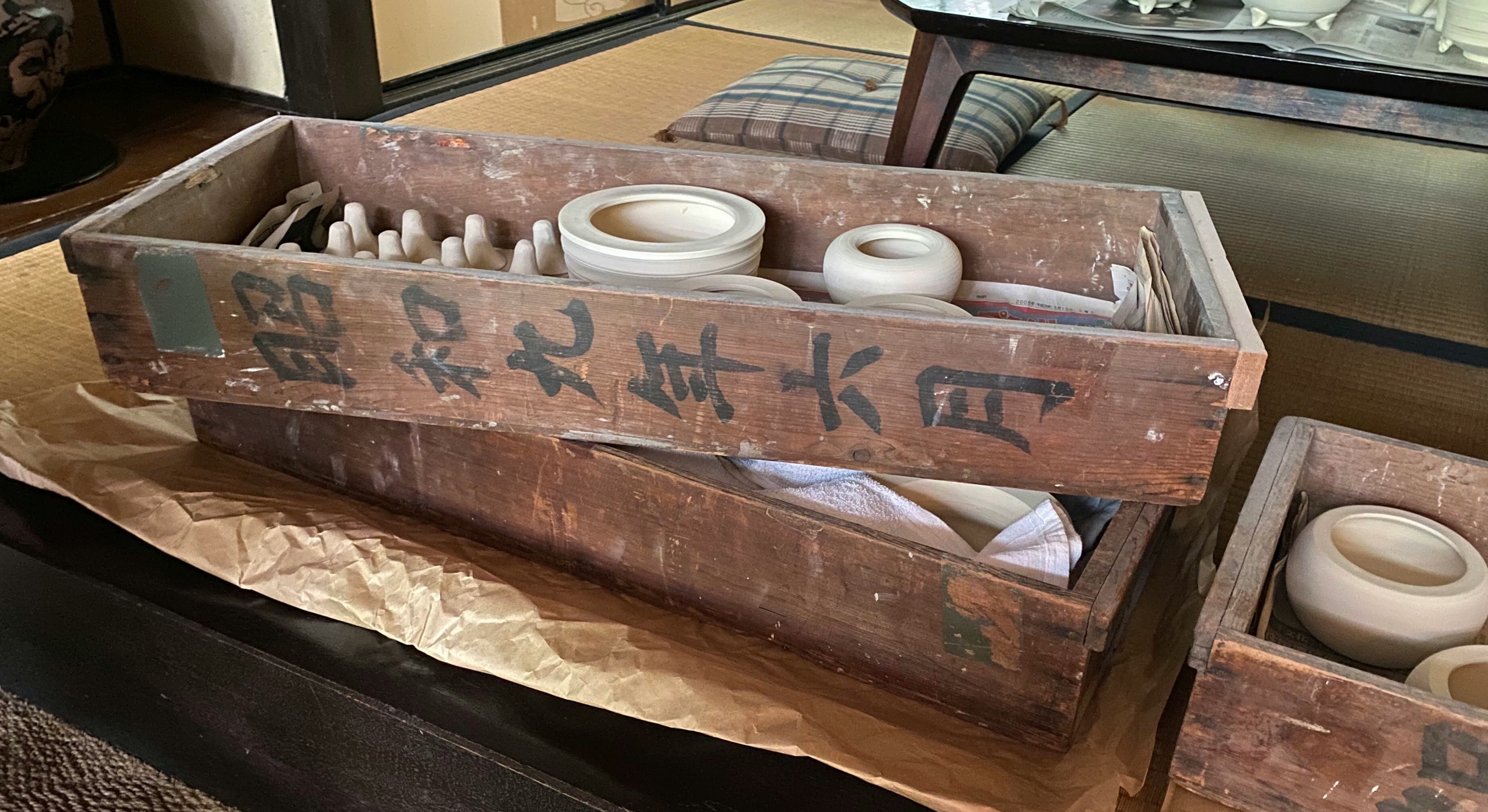 木箱里摆放的日式小物与茶杯