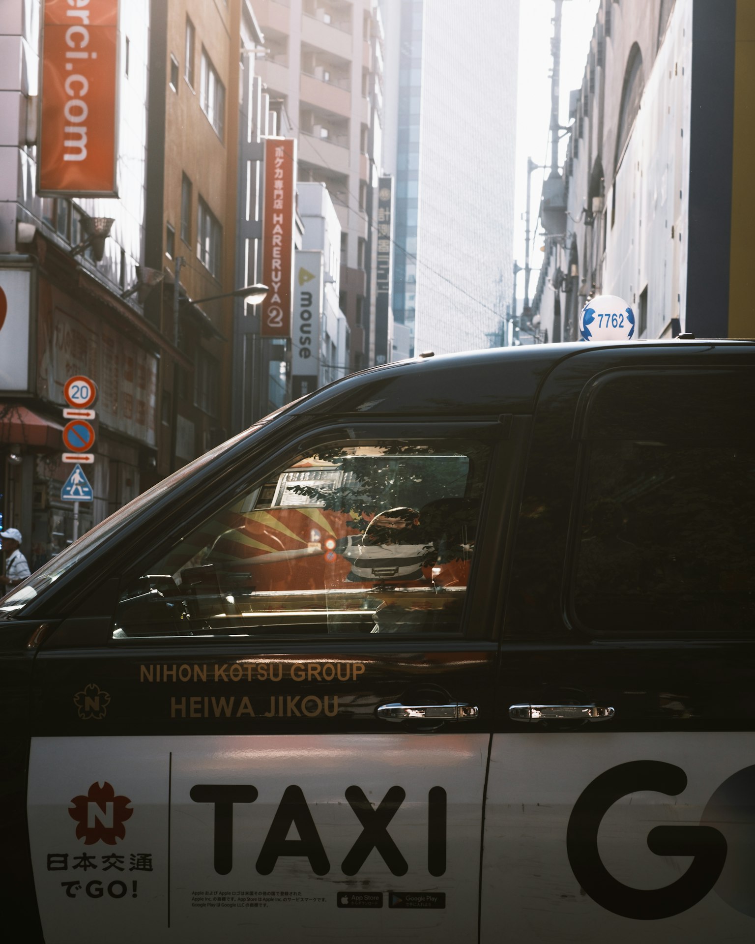 Góc nhìn bên hông của taxi với cảnh phố