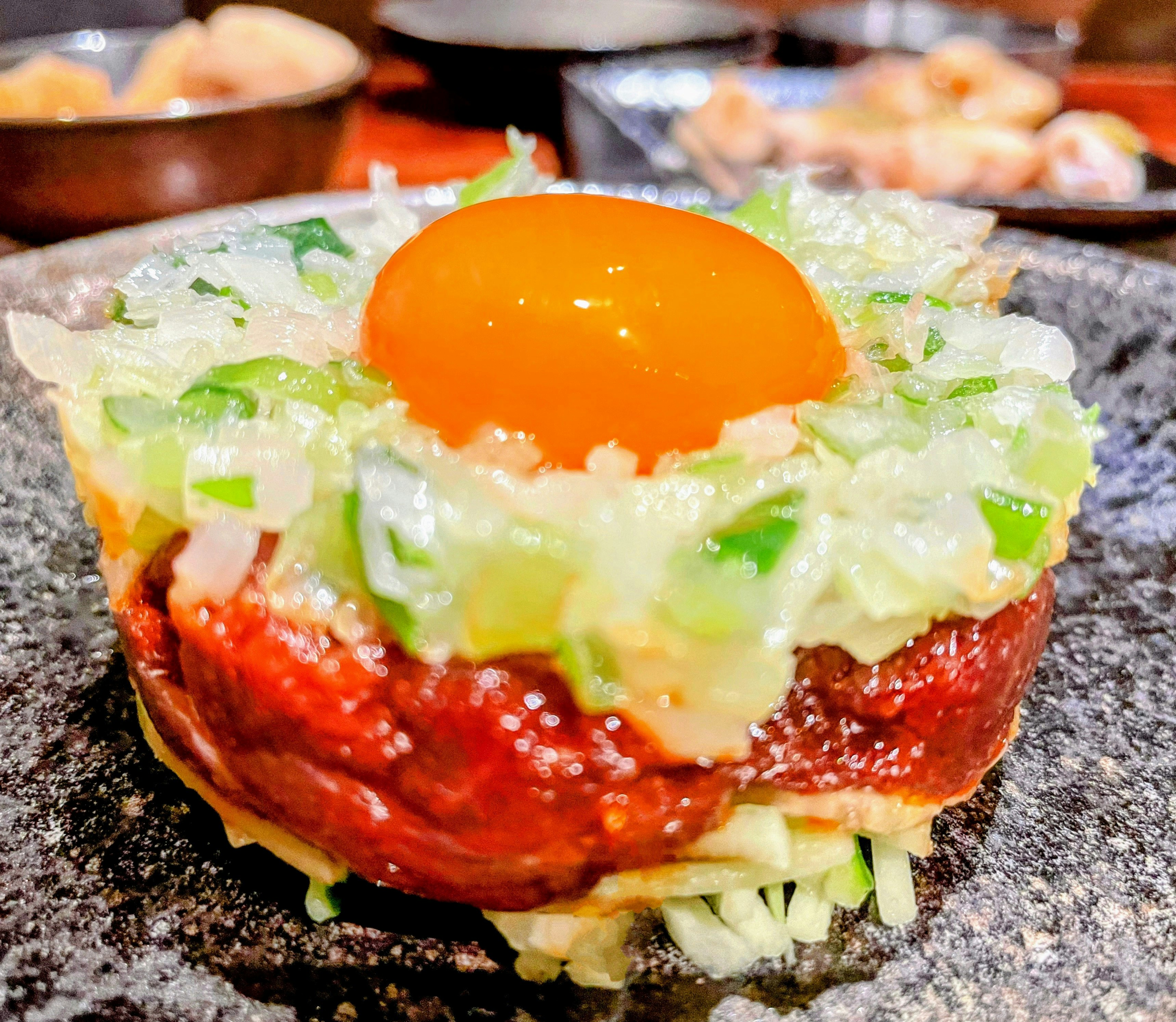 반숙 달걀과 다진 채소가 올라간 유케(육회)