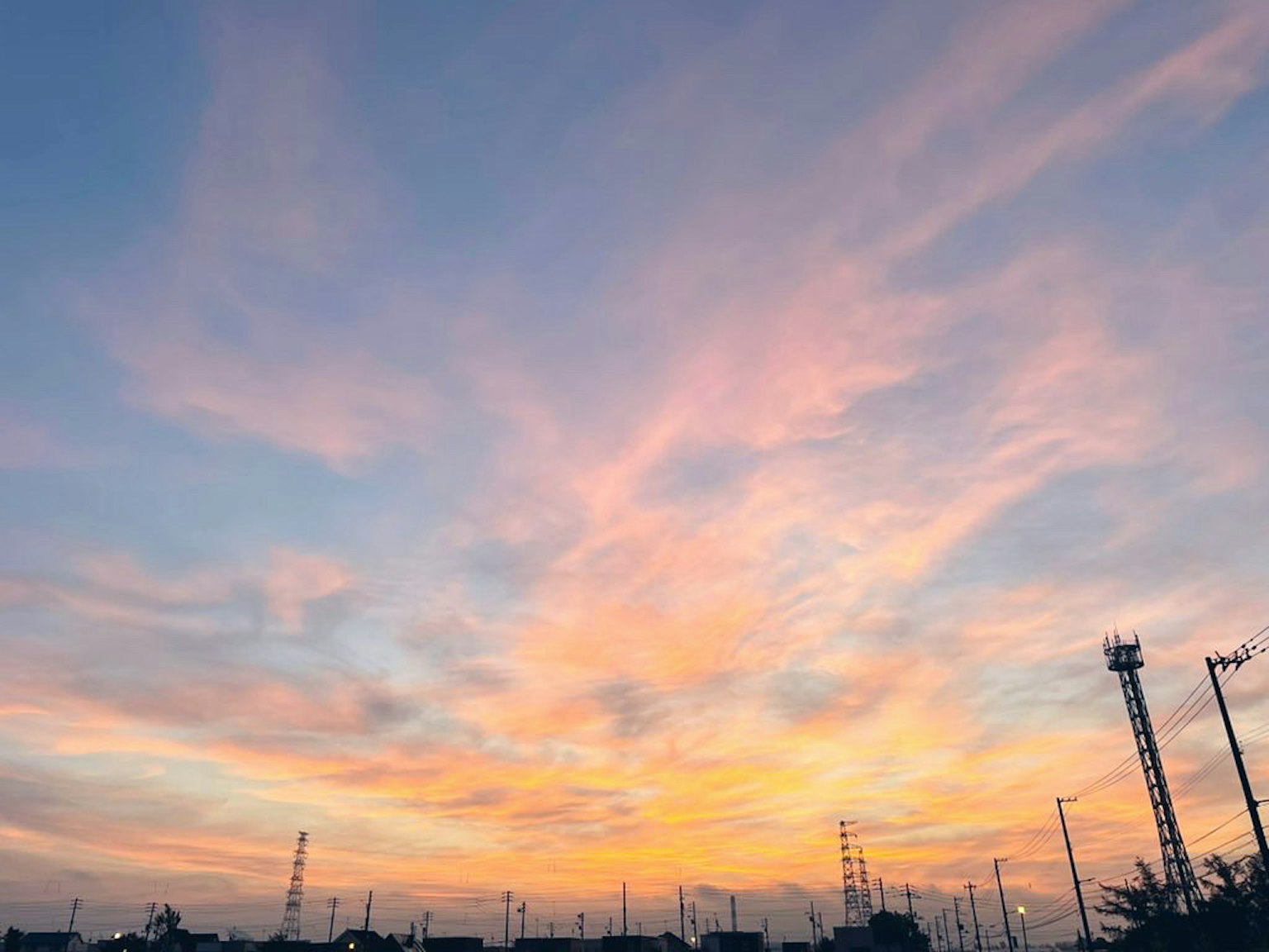 日落天空，橙色和粉色雲彩延伸