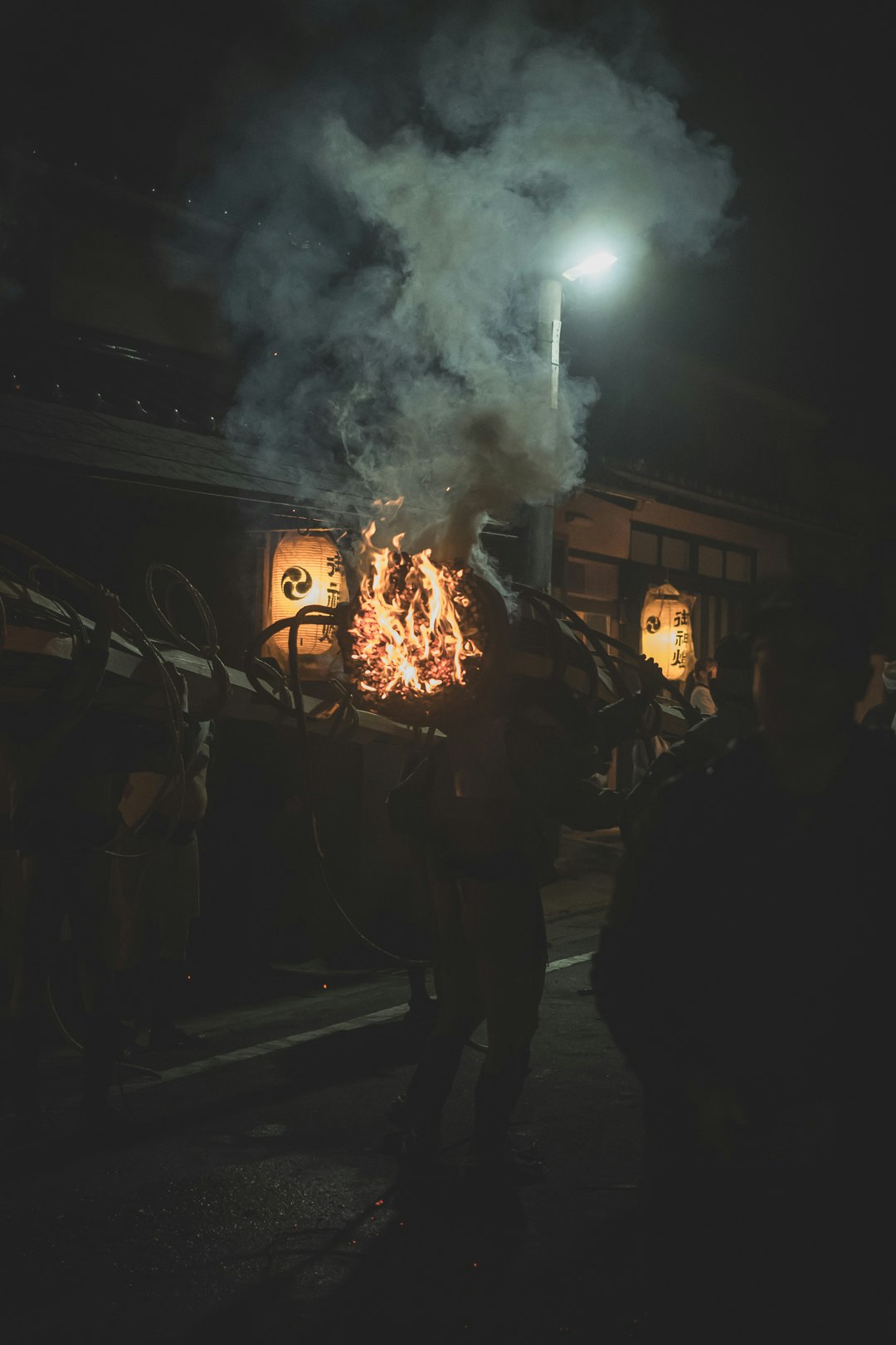 夜晚街头火焰与烟雾升腾的场景
