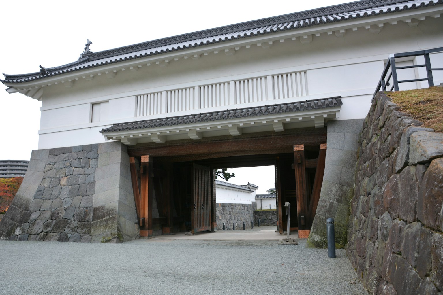 日本城堡的入口，具有白色墙壁和木门