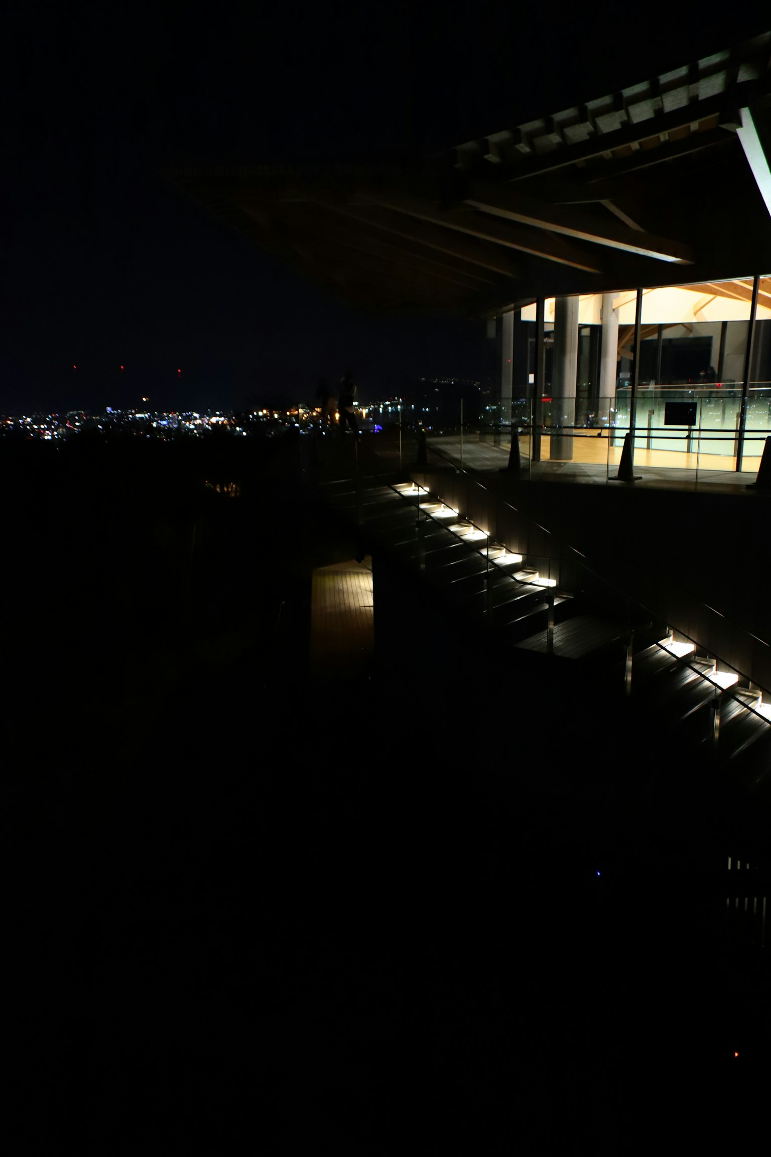ภายนอกอาคารสมัยใหม่พร้อมวิวกลางคืนและแสงสว่างที่สวยงาม