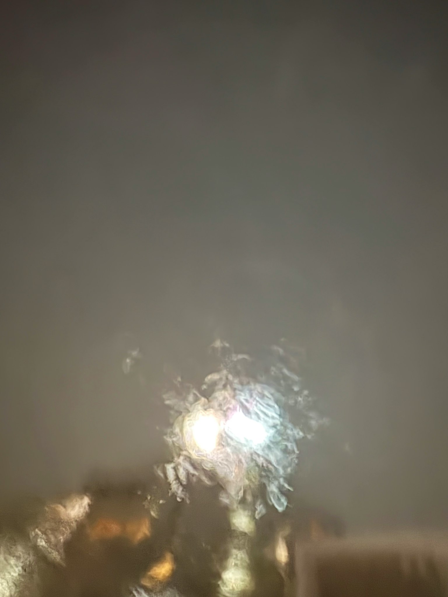 ぼやけた夜空に光る花火のような模様
