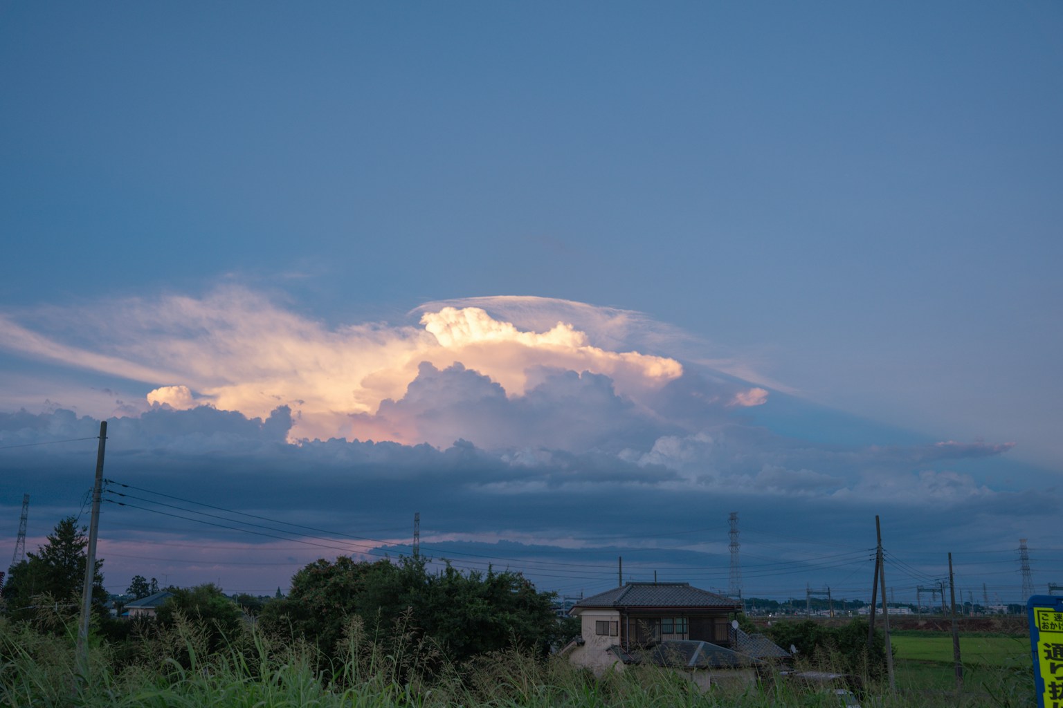 Nuvole contrastanti e tramonto su uno sfondo blu