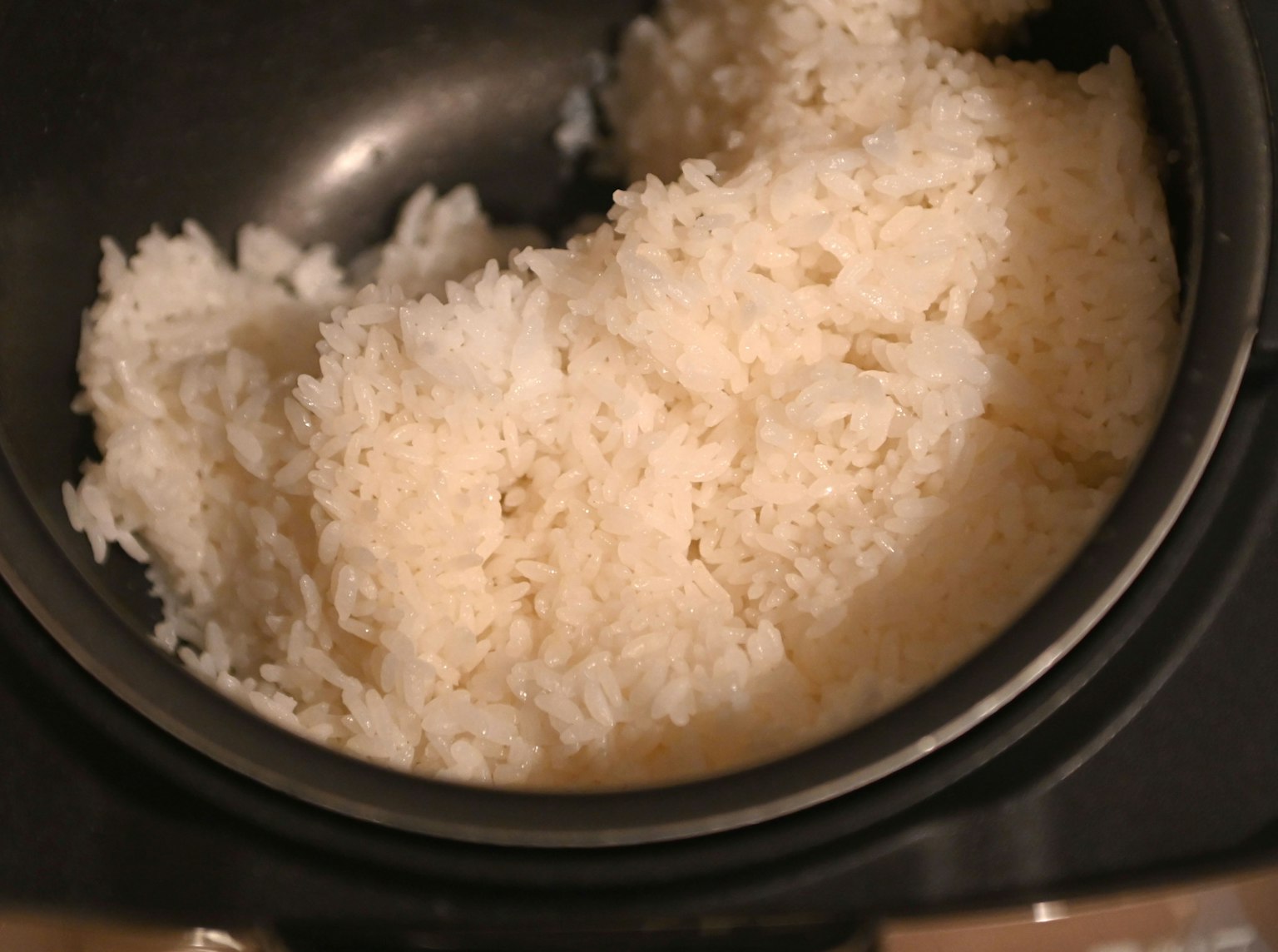 松软的白米饭在电饭煲内