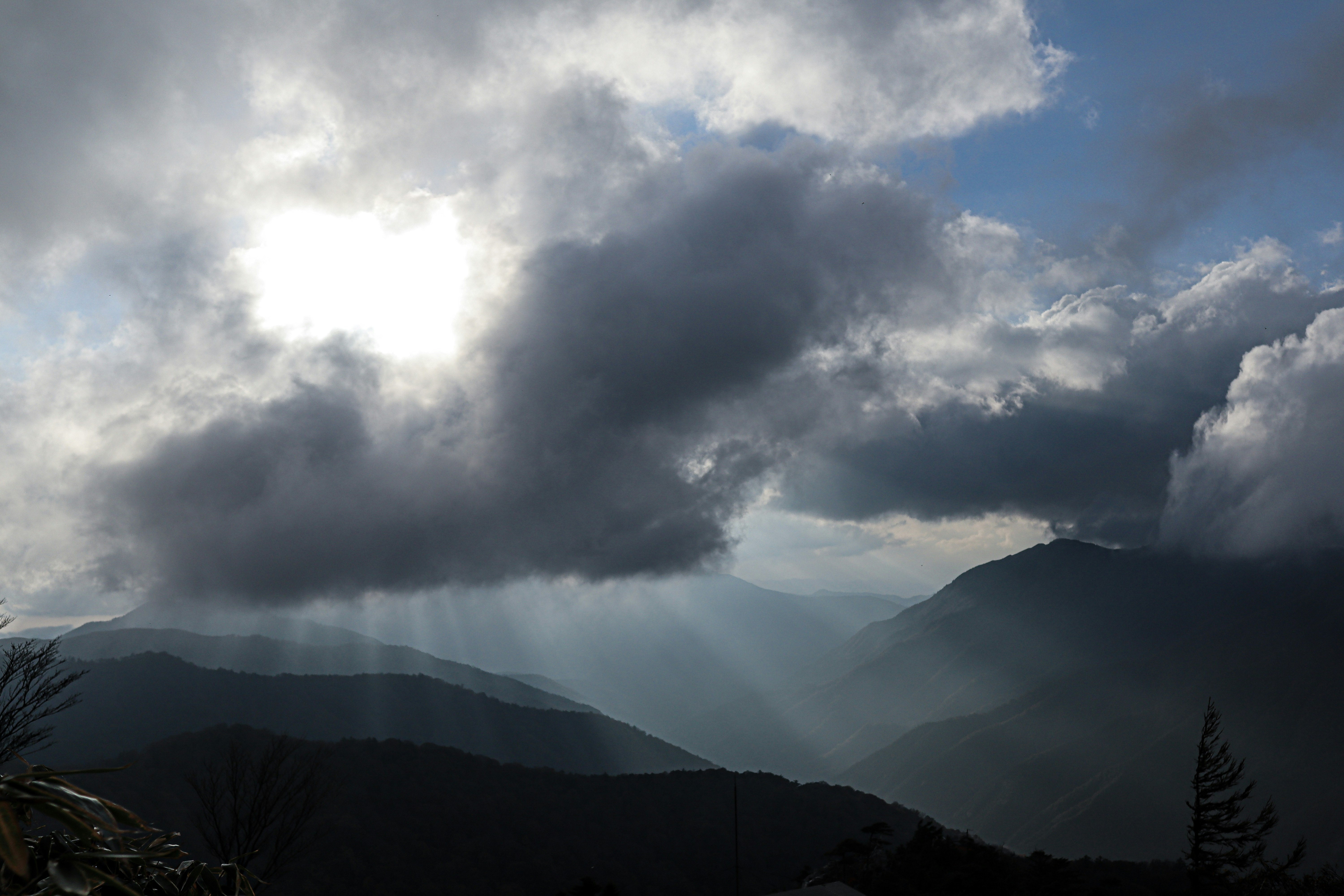 徳島県三好市の剣山を望む雲と光の山景色