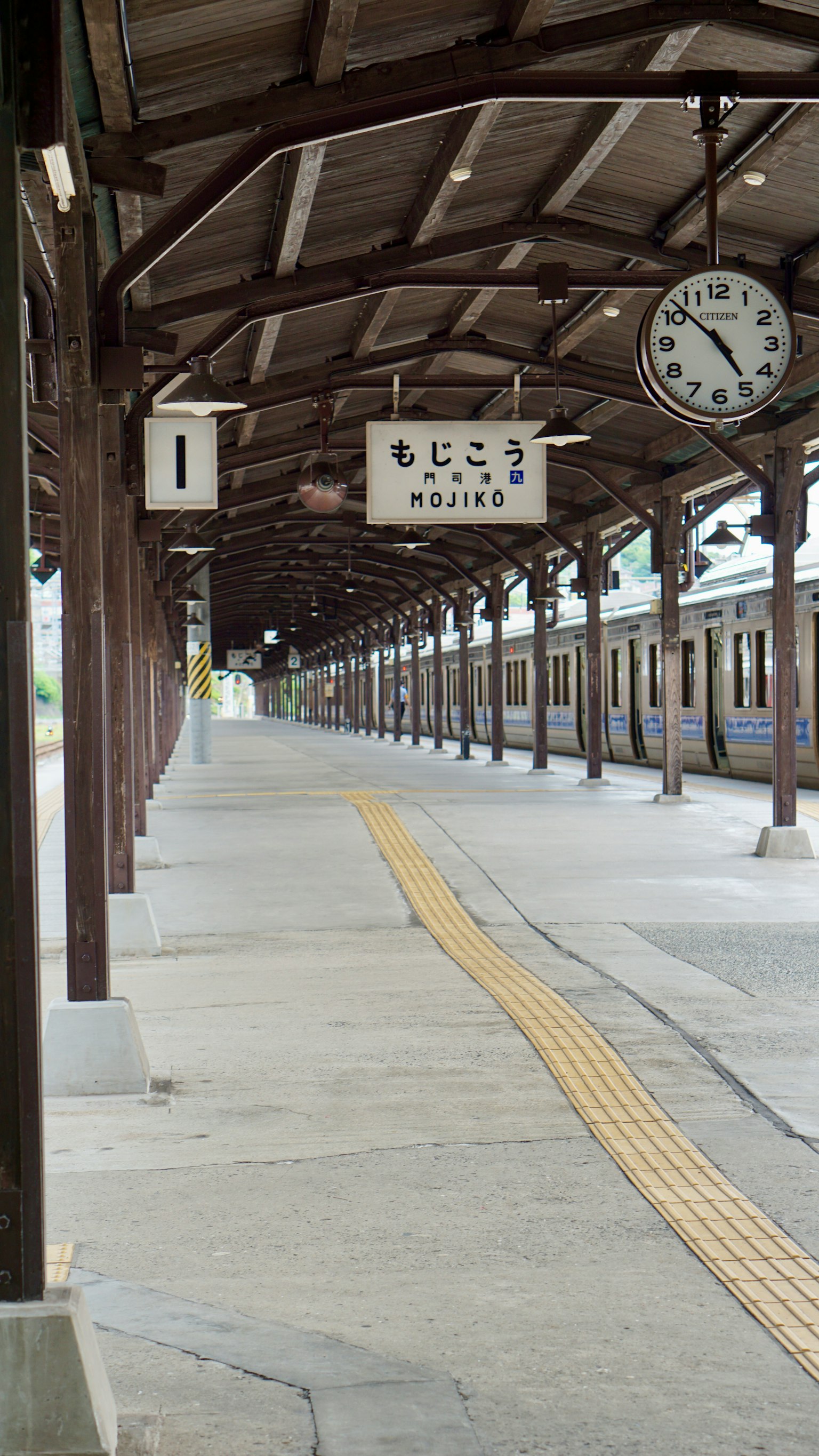 Plateforme en bois d'une gare avec une horloge