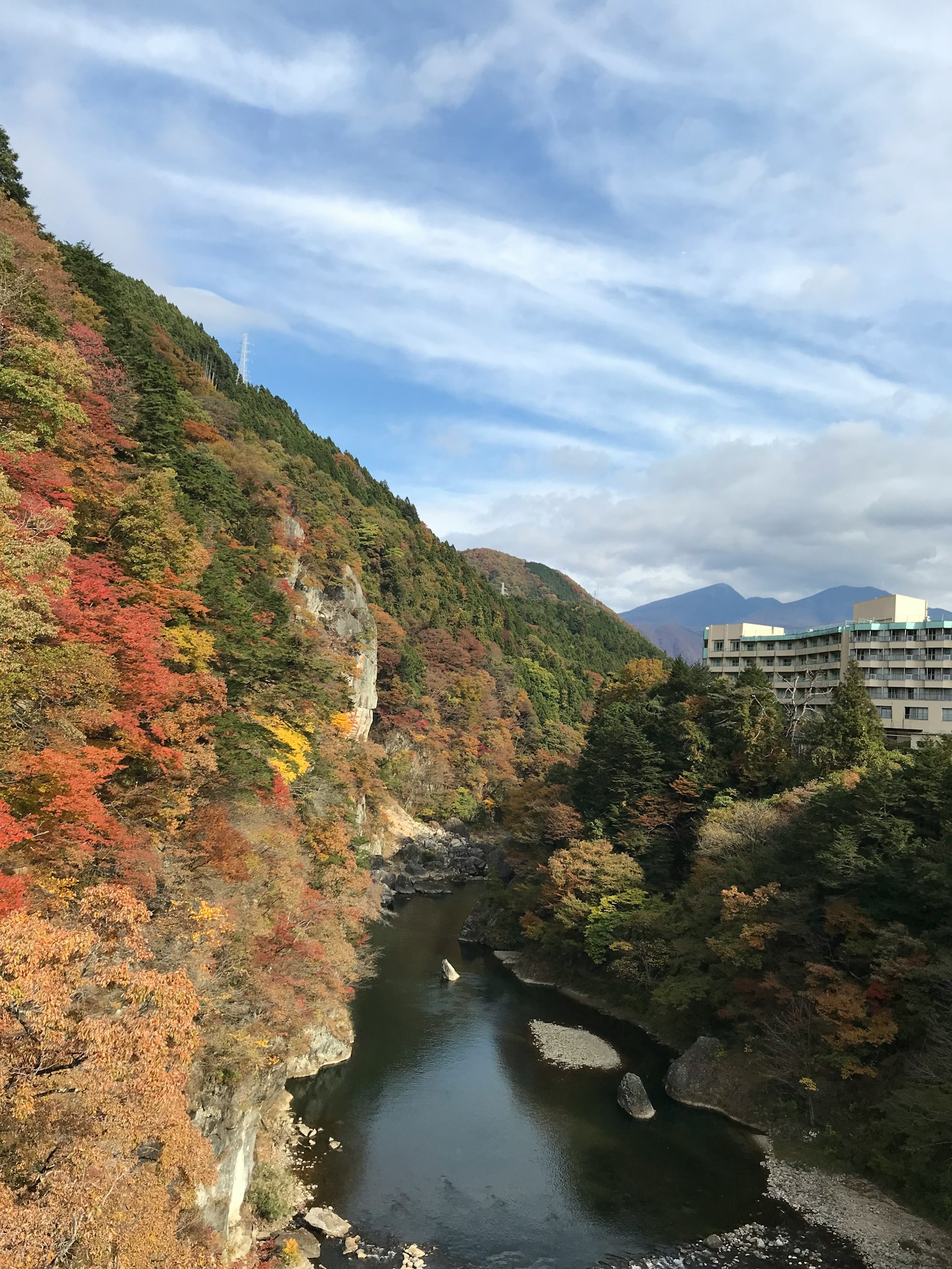 Cảnh sắc mùa thu tuyệt đẹp với dòng sông và núi