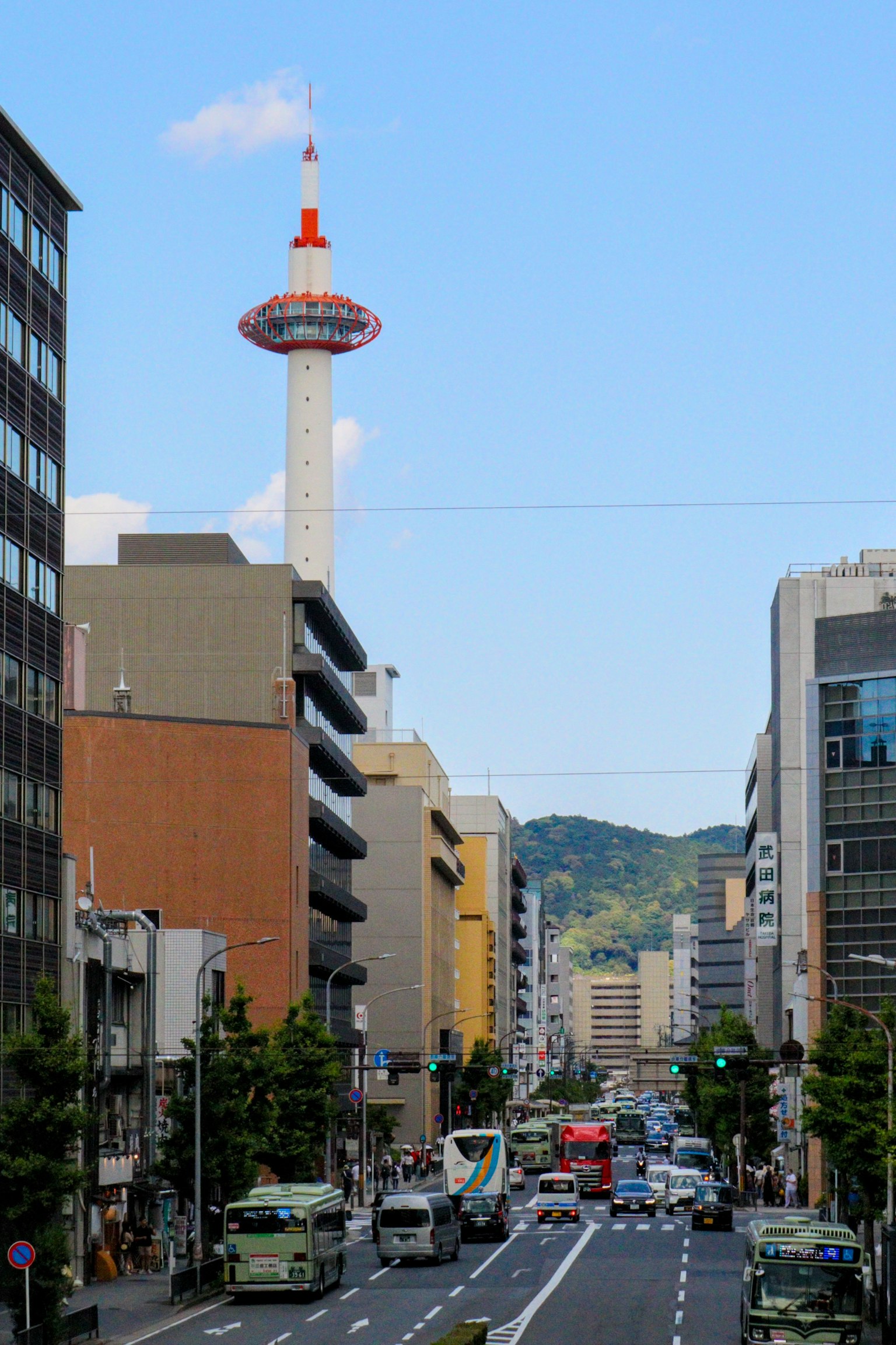 ทิวทัศน์เมืองที่มีหอคอยเกียวโตและท้องฟ้าสีฟ้า
