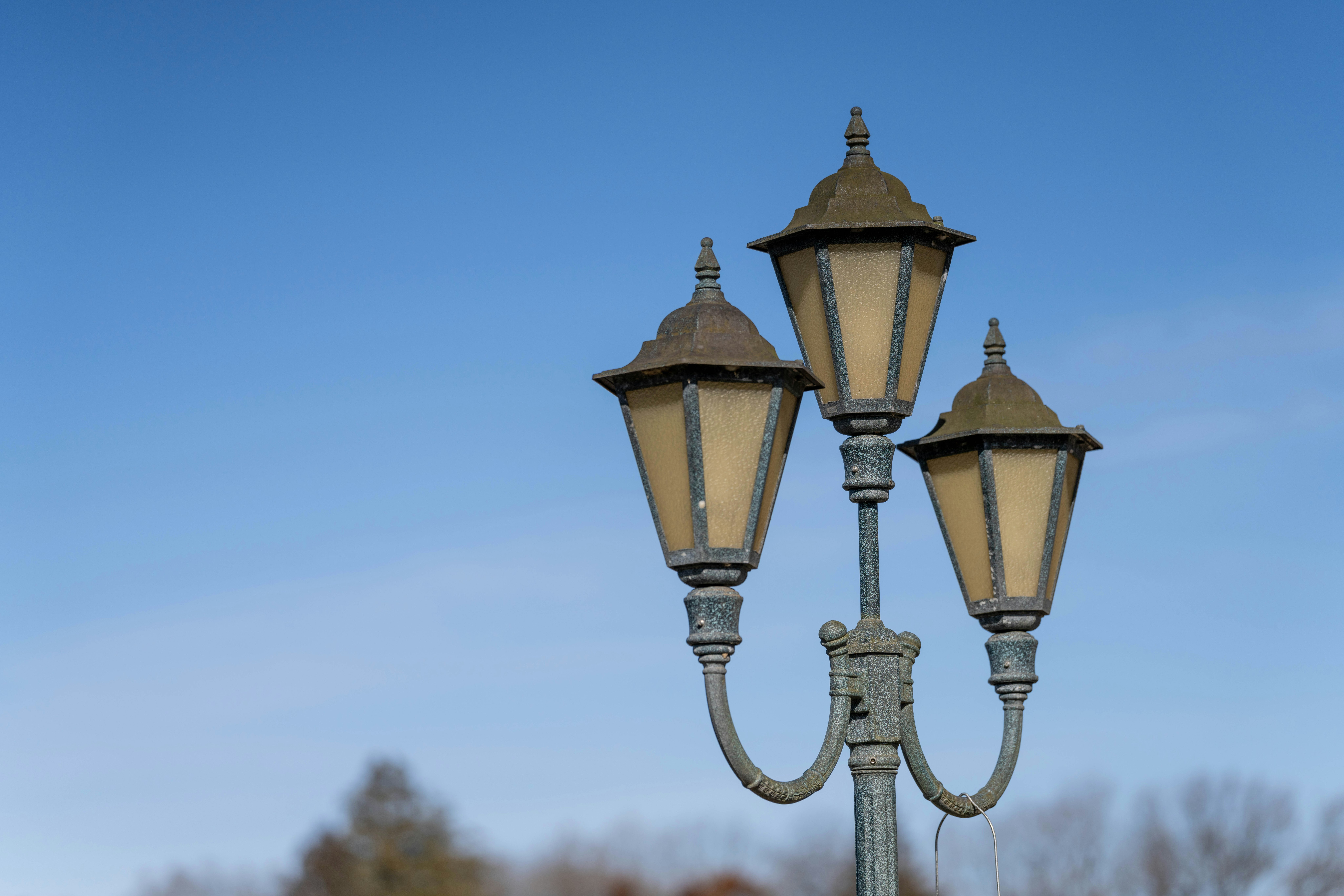 silhouette lampu jalan dengan langit biru cerah