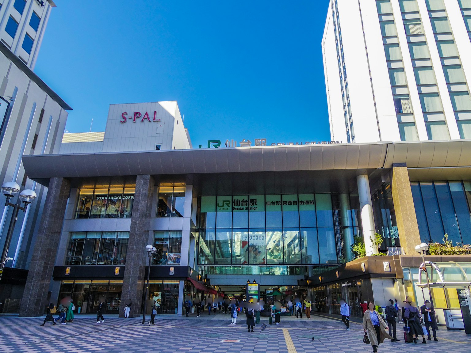 Fachada del centro comercial S-PAL cerca de la estación de Sendai con cielo azul claro