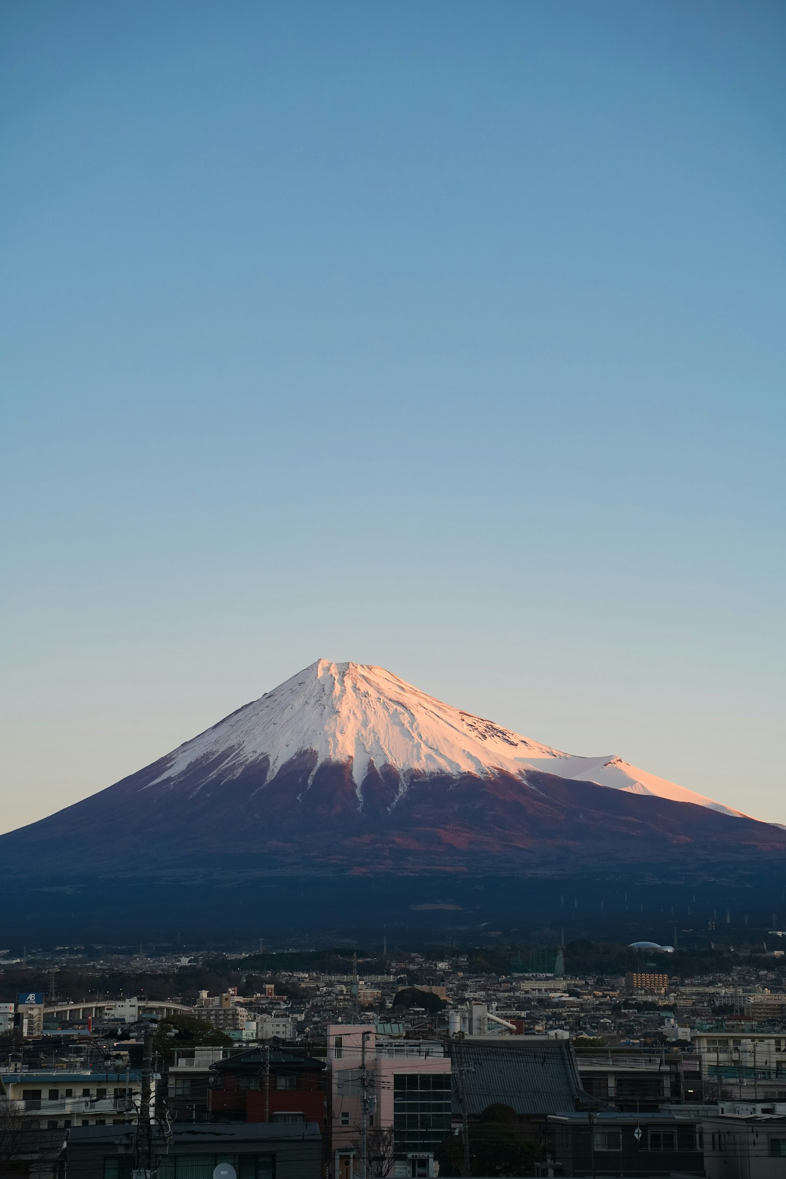 Vue majestueuse du mont Fuji avec un ciel bleu clair