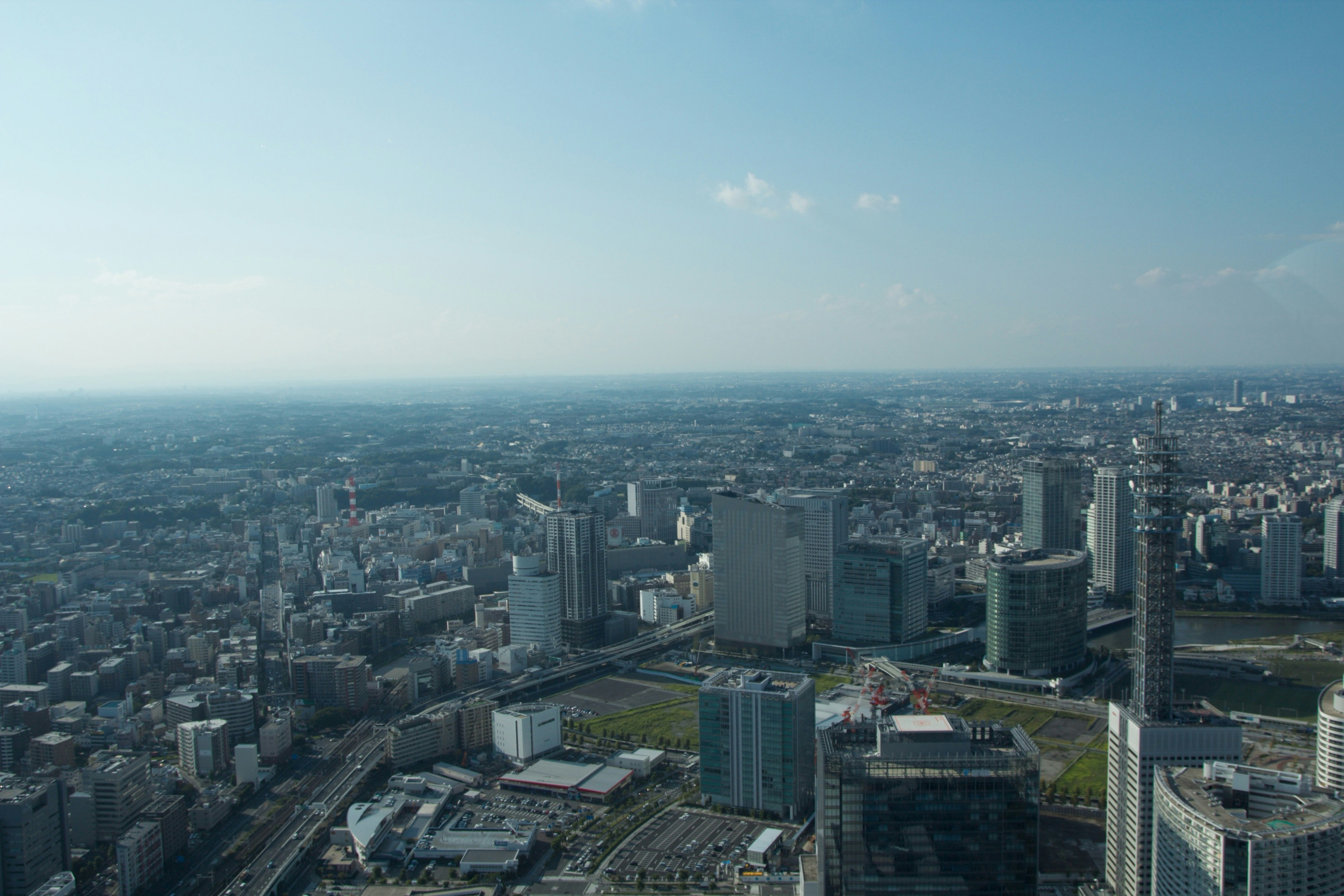 高層ビル群を見下ろす都市のパノラマ風景