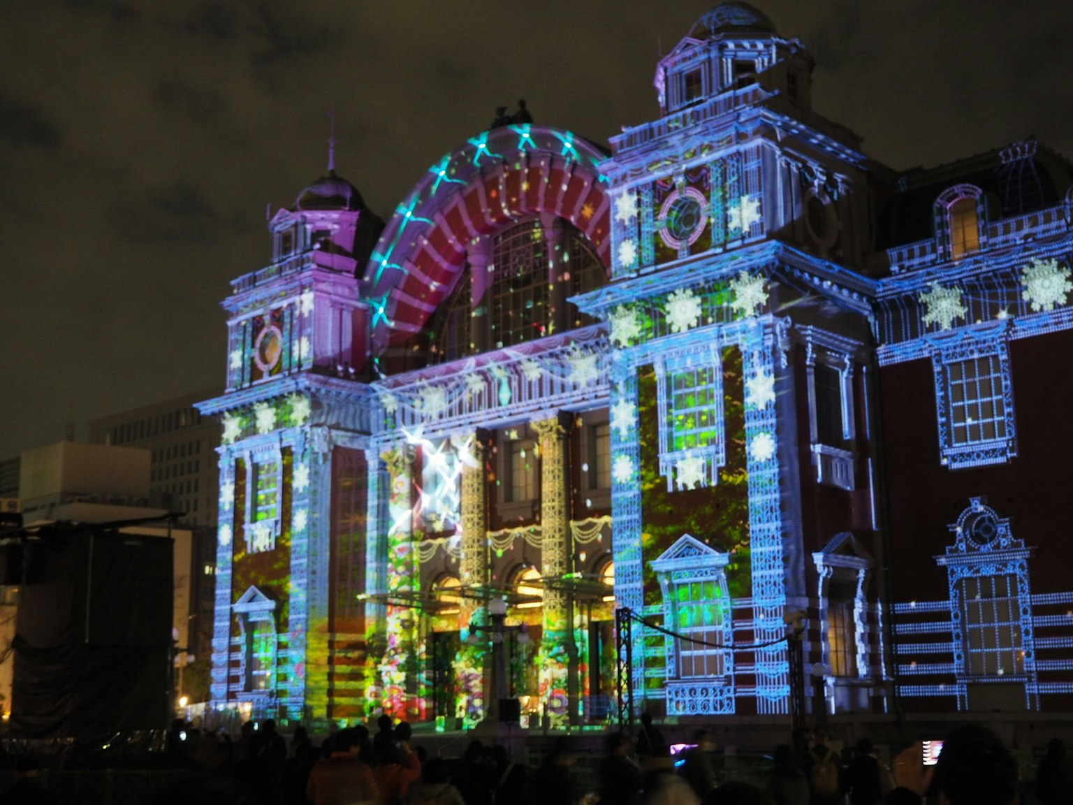 夜間歷史建築上的五彩燈光投影
