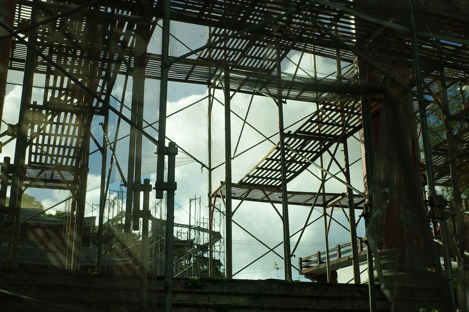 Siluet dari kerangka baja dan perancah di lokasi konstruksi