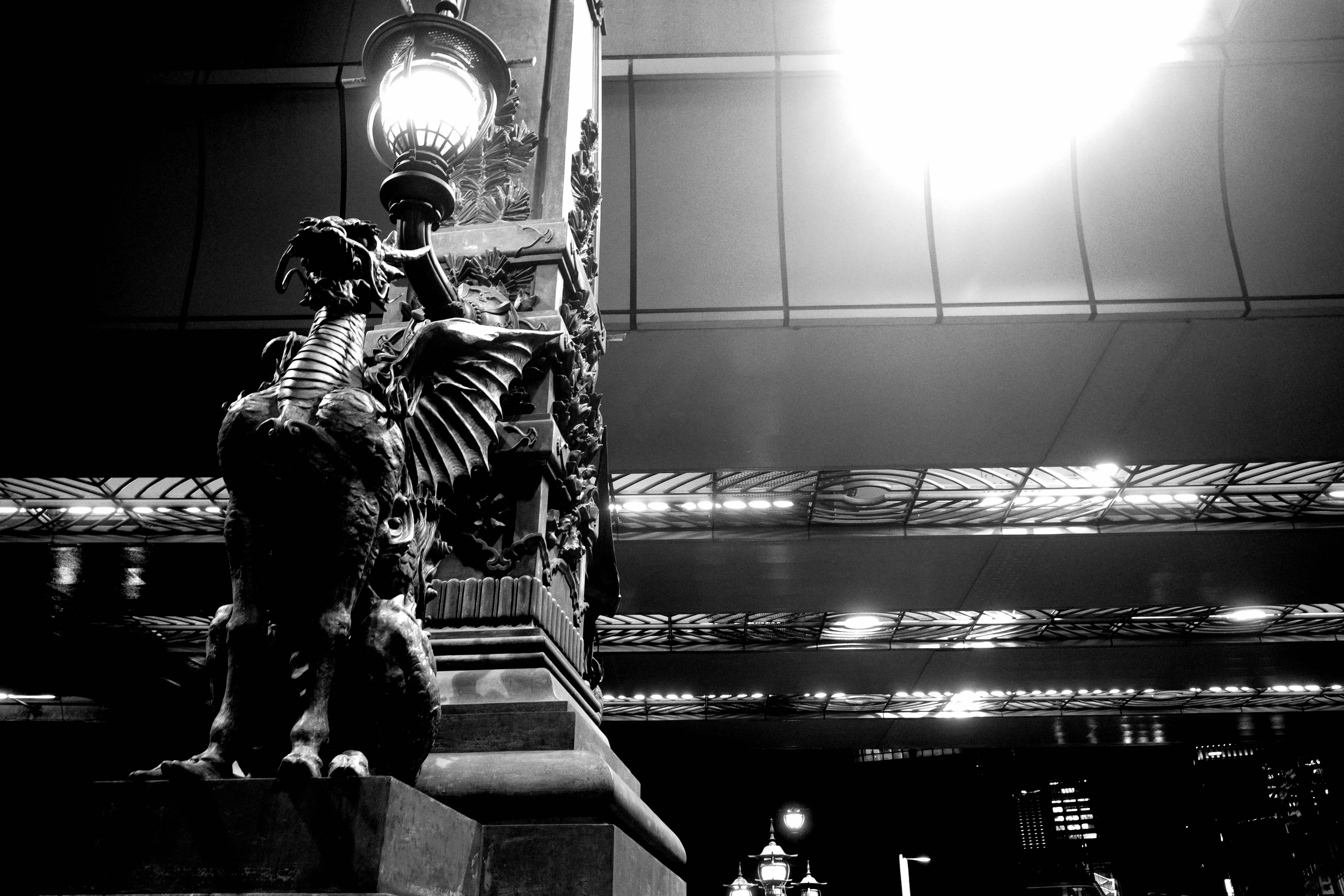 nachts beleuchtete Soldatenstatue mit militärischer Ausrüstung