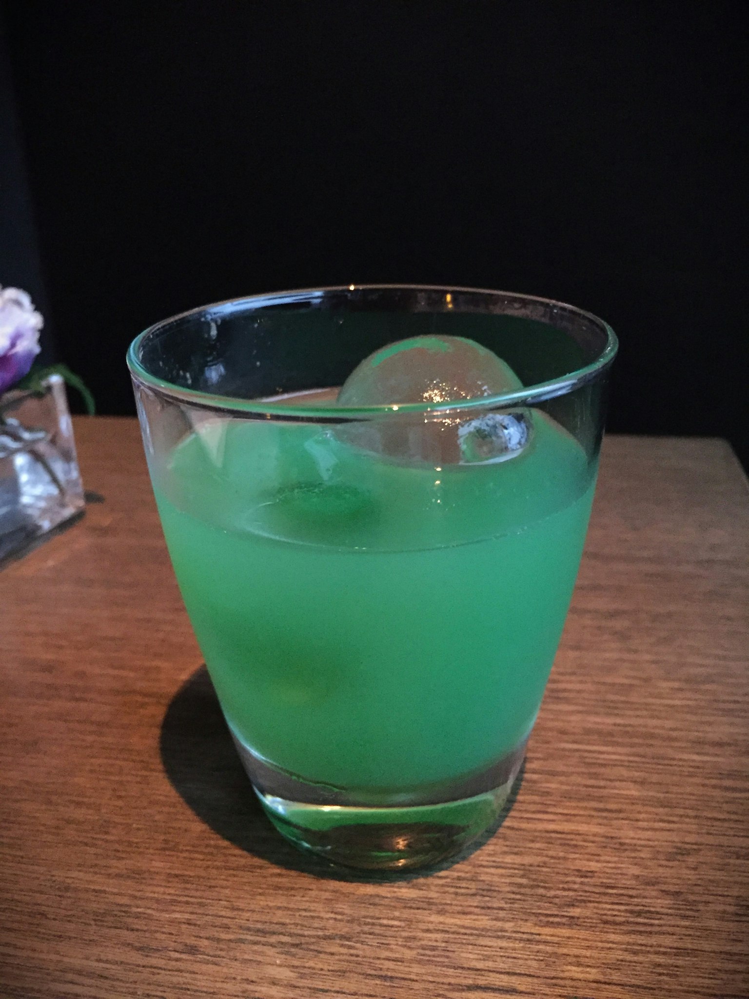 绿色鸡尾酒与冰块在玻璃杯中