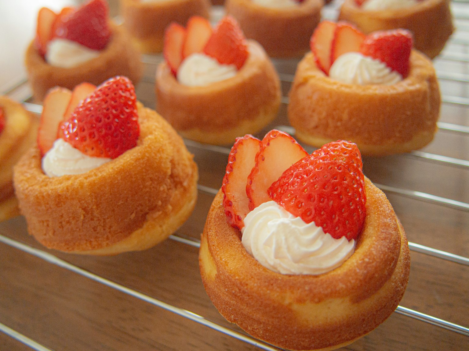 Hình ảnh của bánh tart dâu tây được trang trí bằng kem và dâu tây tươi