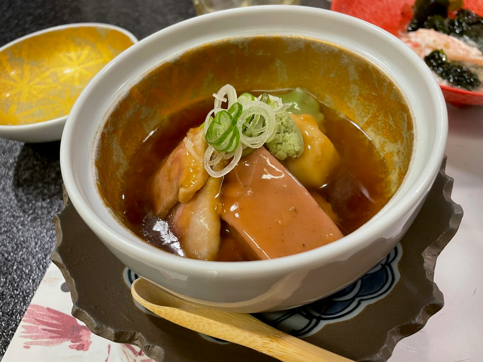 Un plat japonais délicieux servi dans un bol blanc avec des ingrédients colorés